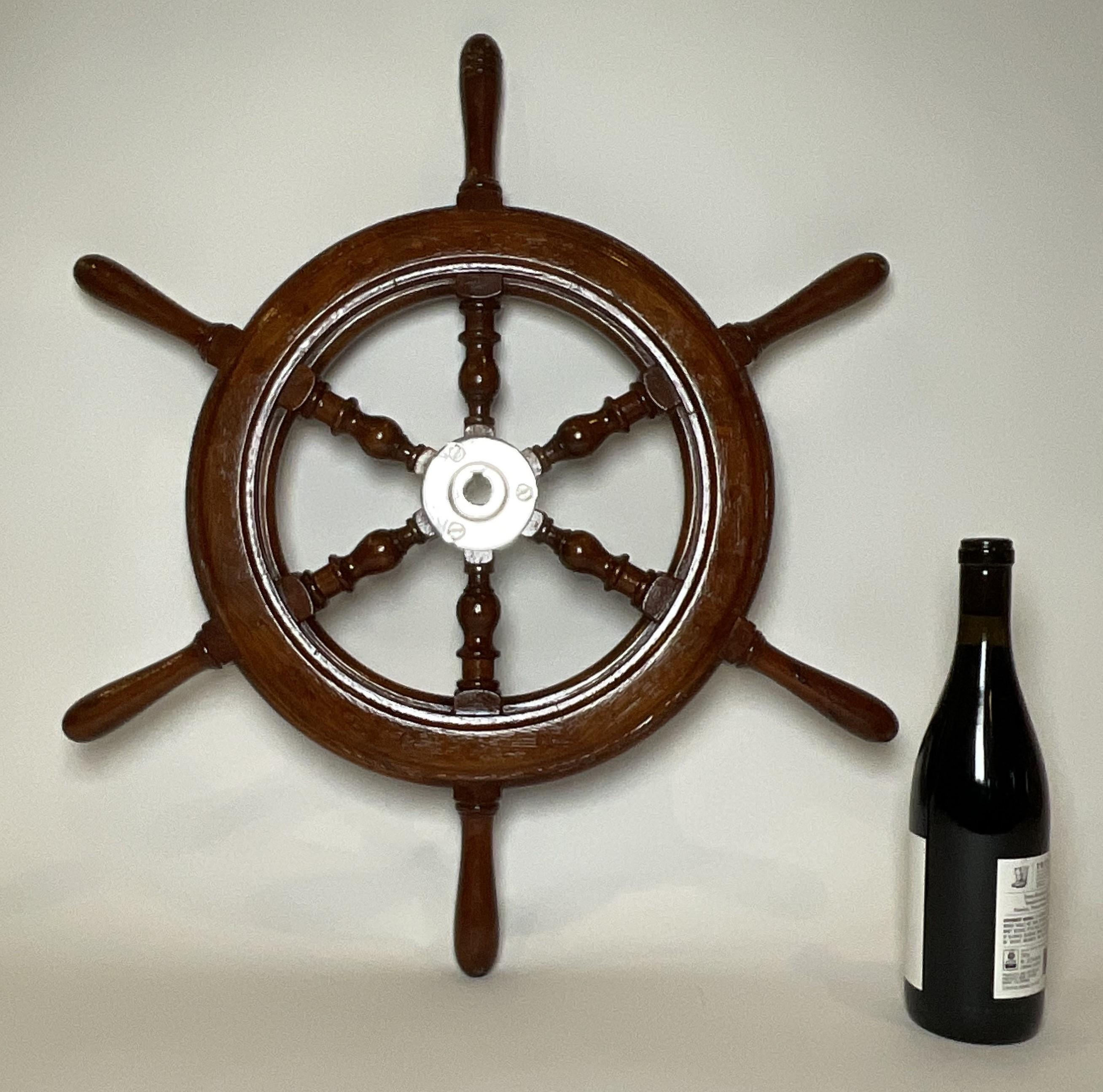 Roue de bateau en acajou avec un moyeu chromé et six rayons tournés. Finition vernie. A partir d'une petite embarcation.

Poids :    6 lbs.
Dimensions globales :    25 