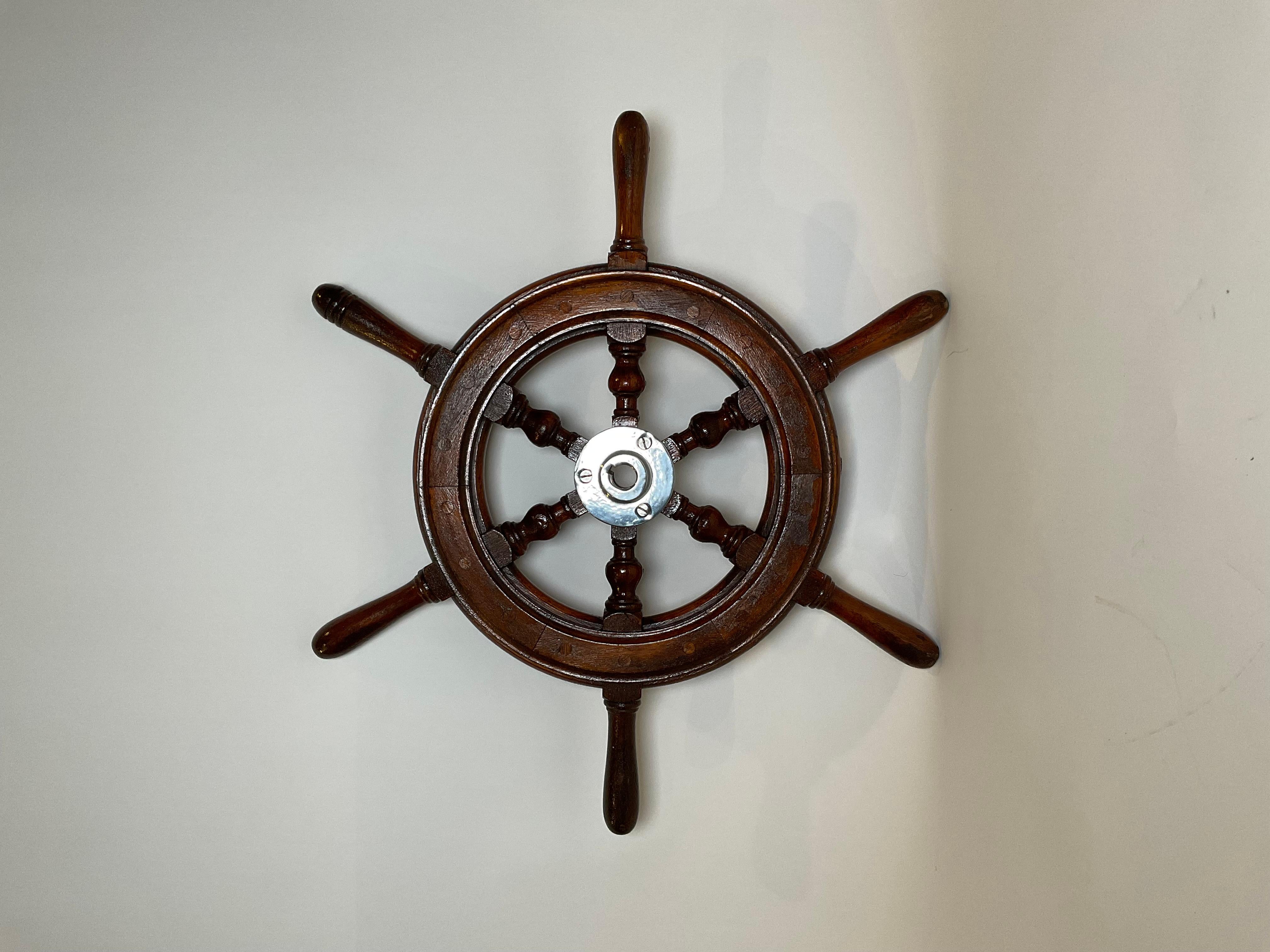 Roue de bateau à six branches avec moyeu chromé Bon état - En vente à Norwell, MA