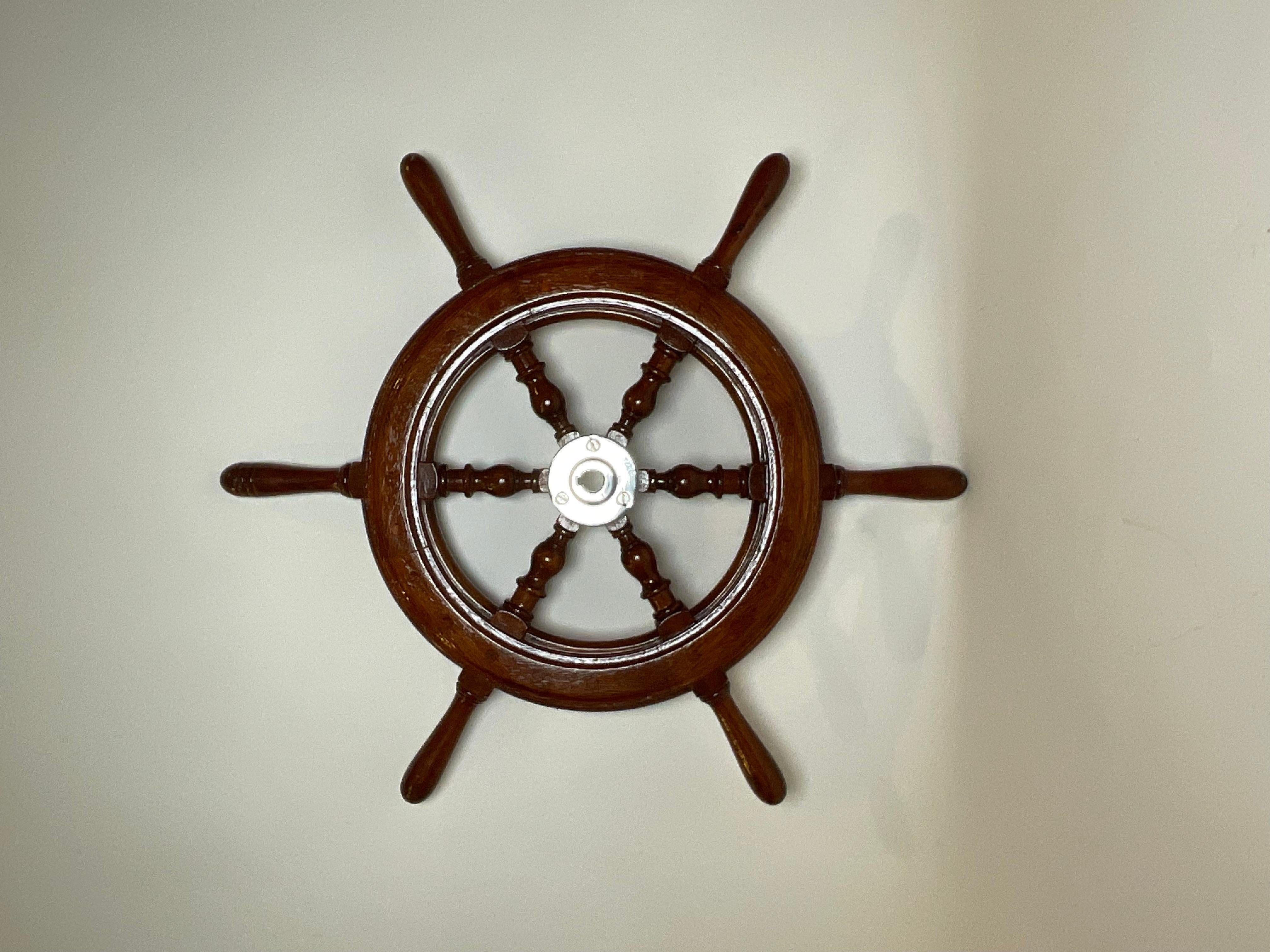 Roue de bateau à six branches avec moyeu chromé Bon état - En vente à Norwell, MA