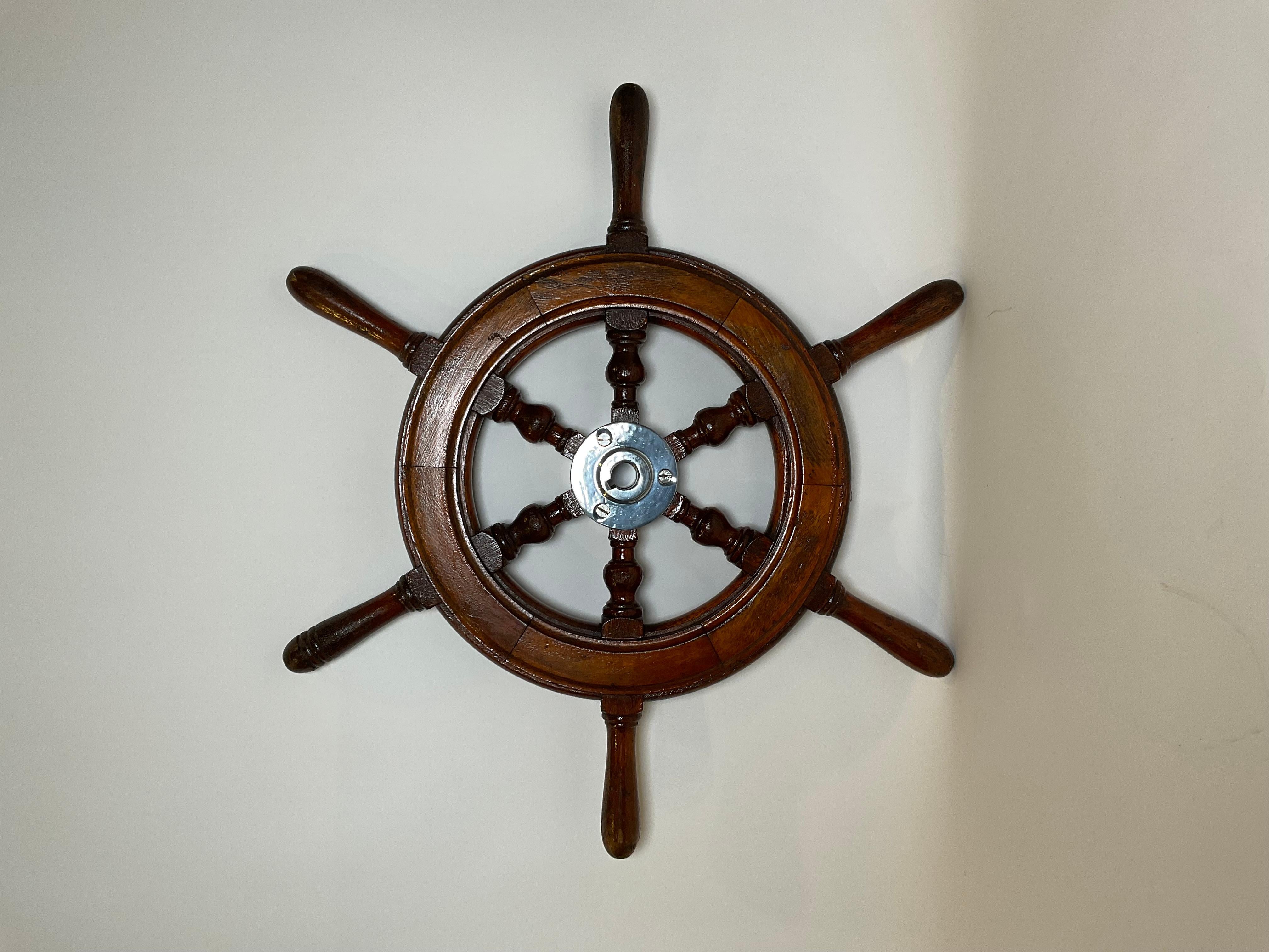Milieu du XXe siècle Roue de bateau à six branches avec moyeu chromé en vente