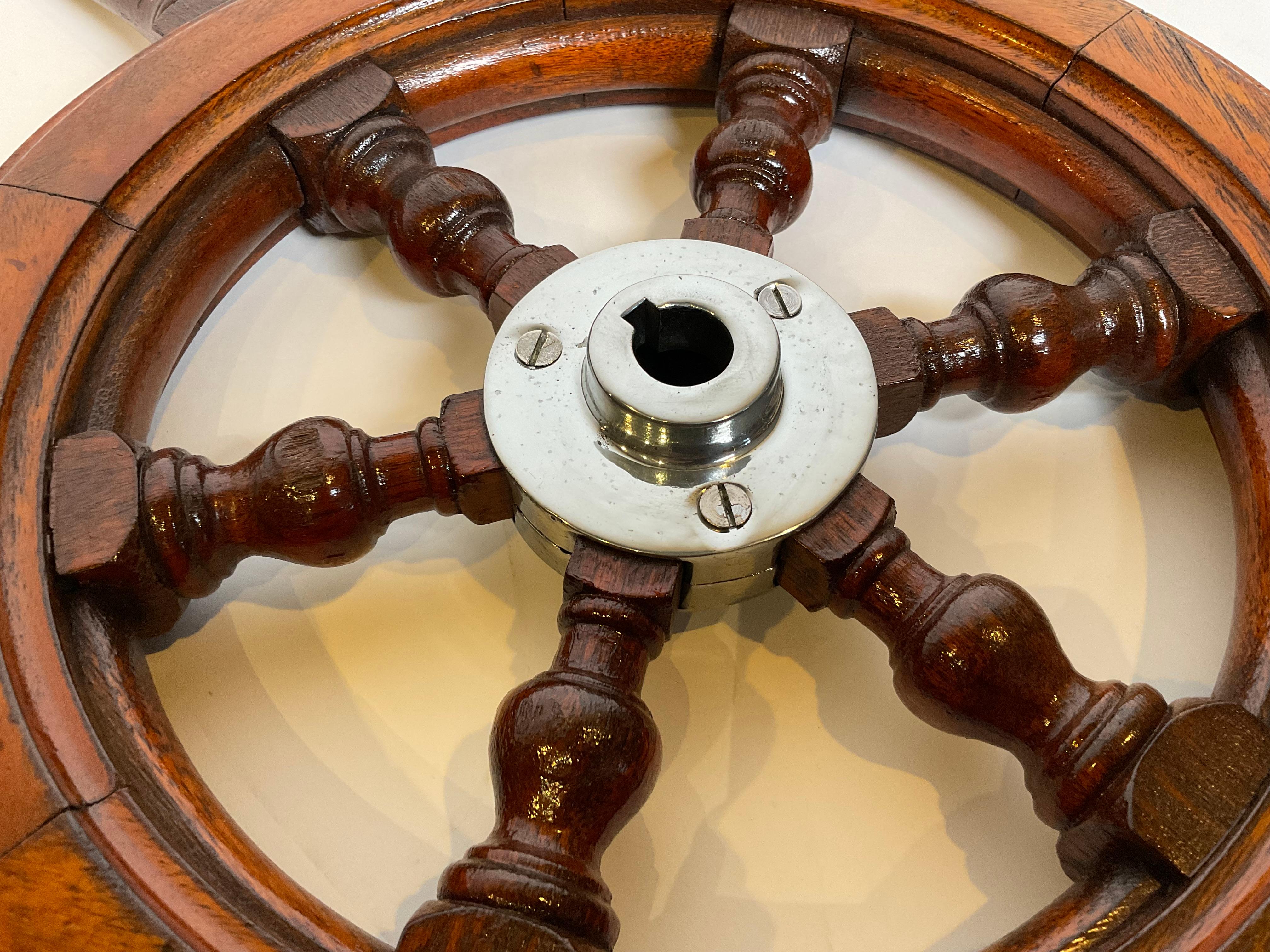 Roue de bateau à six branches avec moyeu chromé en vente 1