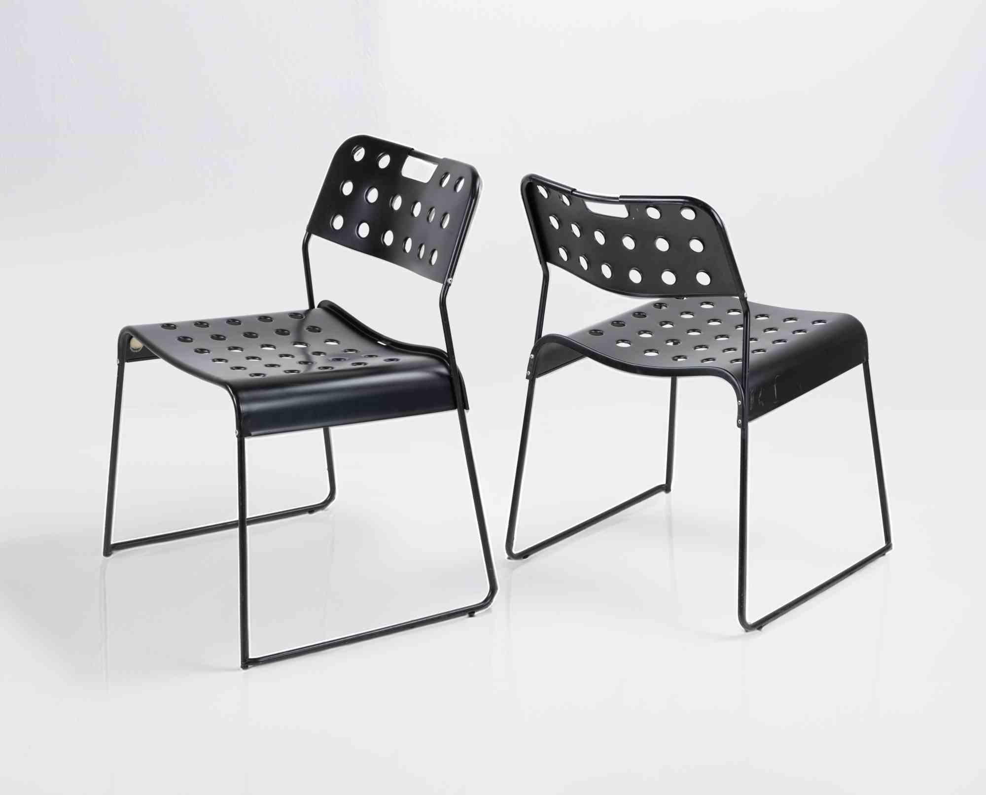 Sei sedie Omstak impilabili per Bieffeplast, realizzate in Italia nel 1970. Label di produzione. 

Lamiere e tondini d'acciaio perforati e piegati.

Rif. G. Gramigna, Repertorio del design italiano 1950-2000 per l'arredamento domestico, Allemandi,
