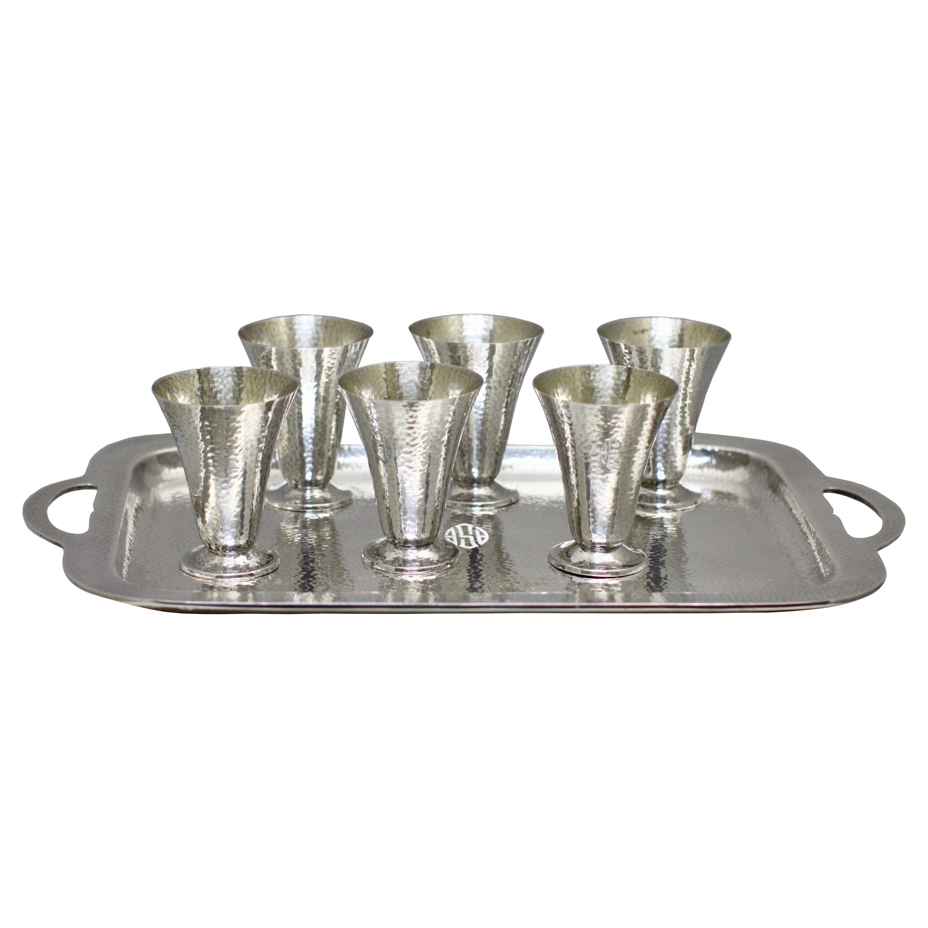 Sechs Gorham-Cocktailbecher aus Sterlingsilber  und ein Tablett aus Sterlingsilber
