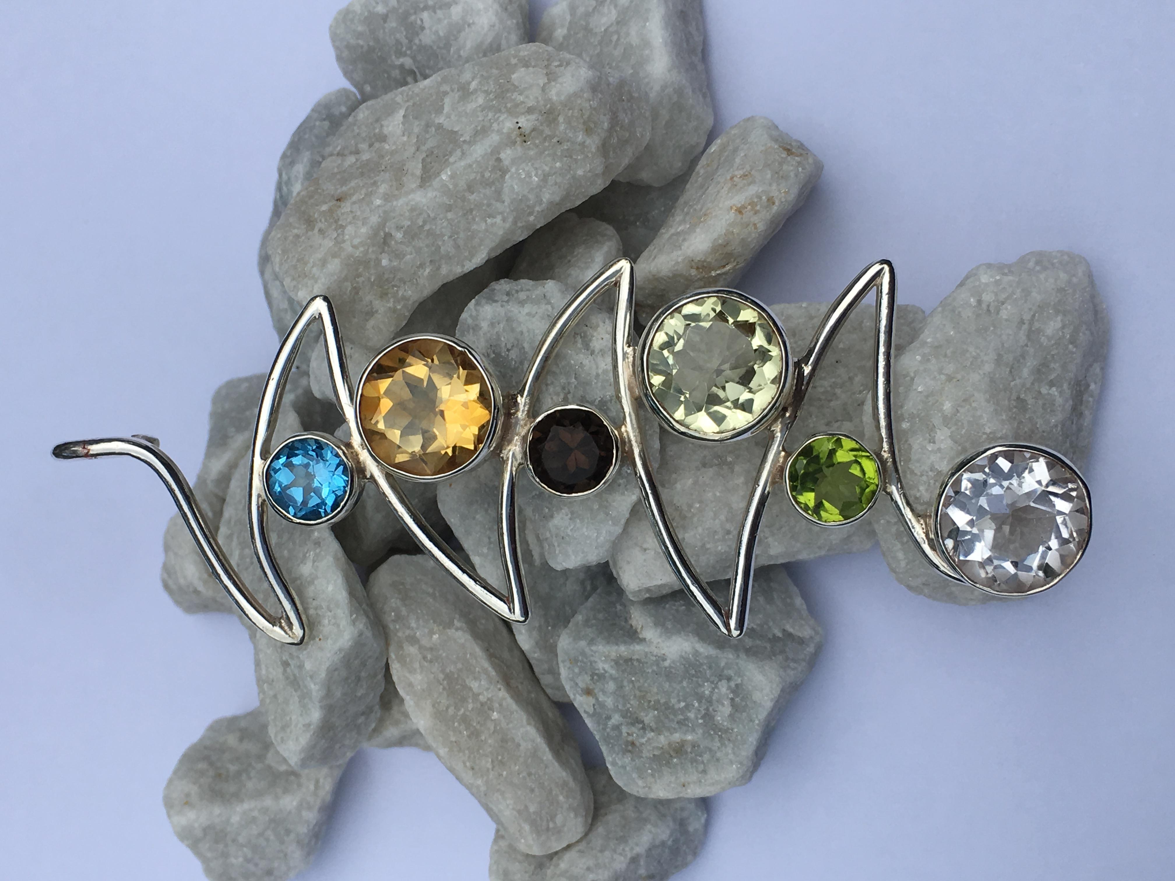 Six Stones Wave Pendant Set in Sterling Silver For Sale 3