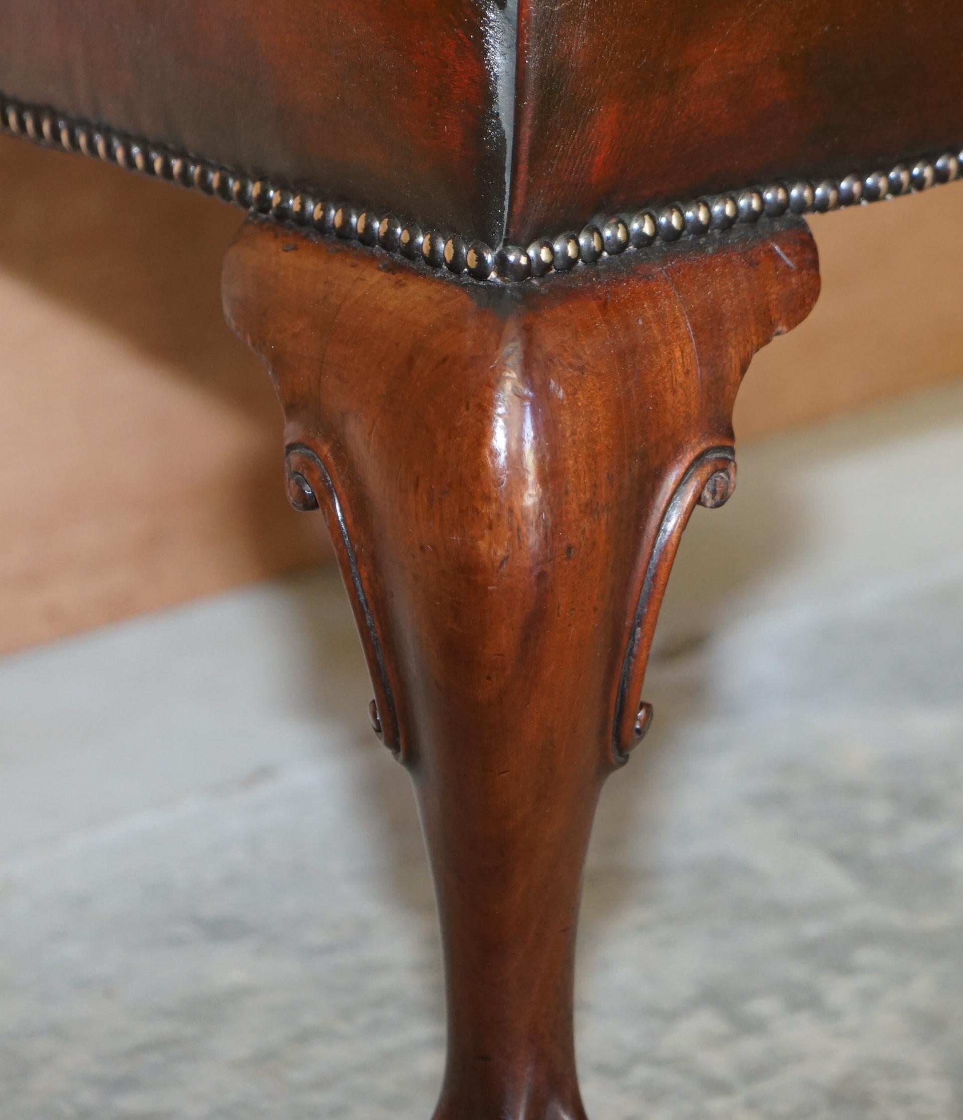 Six superbes chaises de salle à manger en bois dur et cuir Brown entièrement restaurées The Claw and Ball 6 en vente 3