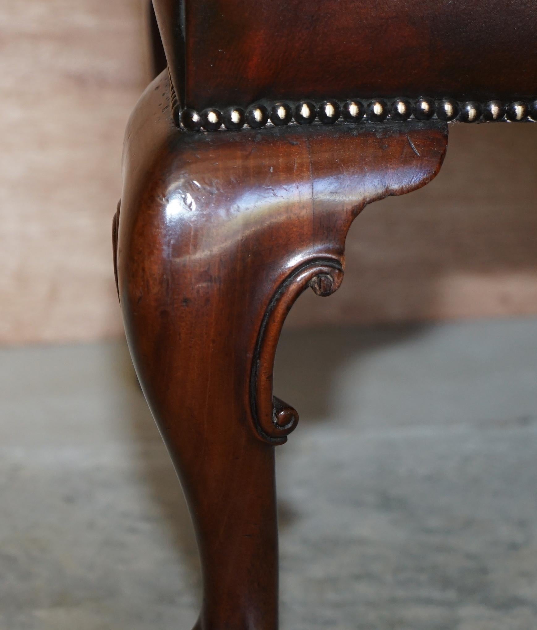 Six superbes chaises de salle à manger en bois dur et cuir Brown entièrement restaurées The Claw and Ball 6 en vente 6