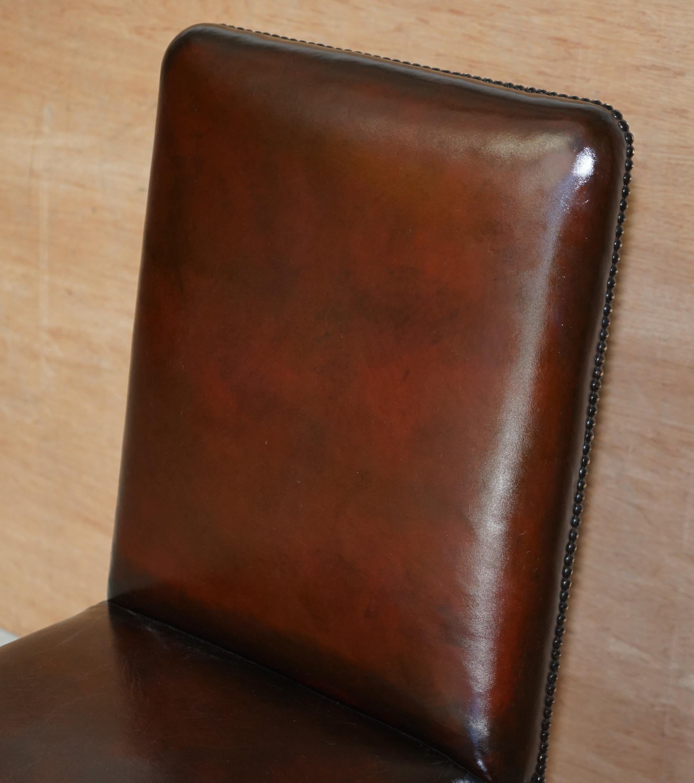 Six superbes chaises de salle à manger en bois dur et cuir Brown entièrement restaurées The Claw and Ball 6 en vente 12