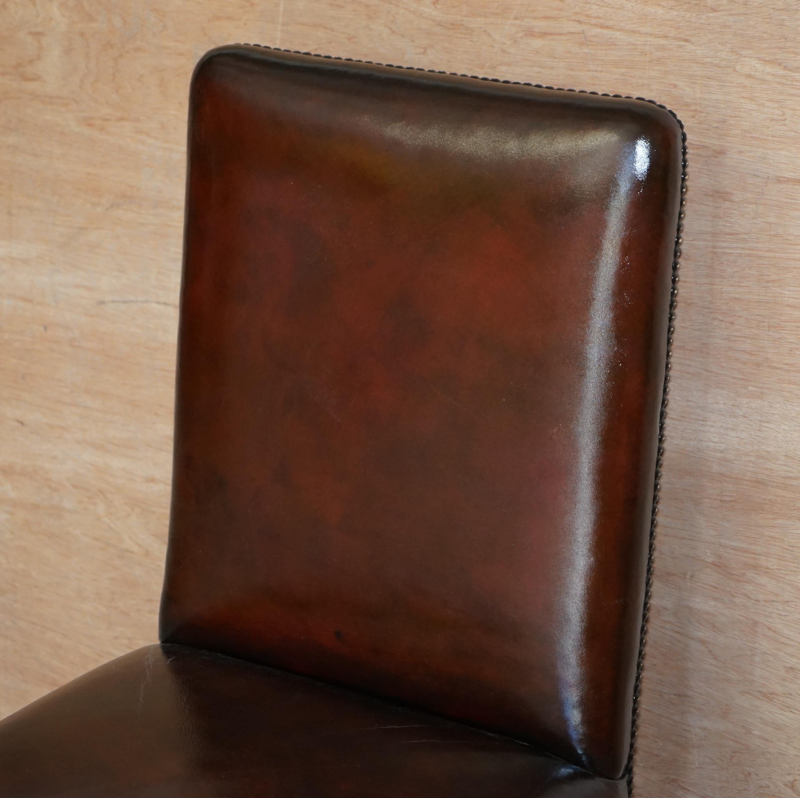 Fait main Six superbes chaises de salle à manger en bois dur et cuir Brown entièrement restaurées The Claw and Ball 6 en vente