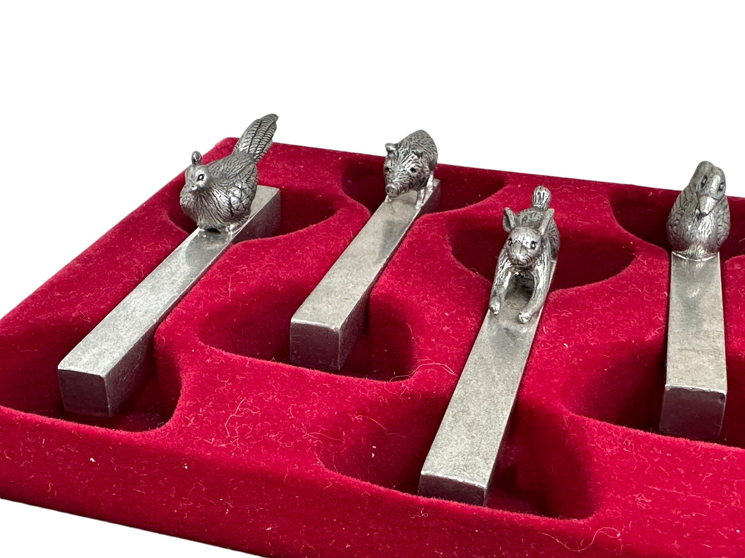 Mid-Century Modern Six porte-couteaux animaliers - par Etain Royal French - Ensemble en métal vintage français dans sa boîte en vente