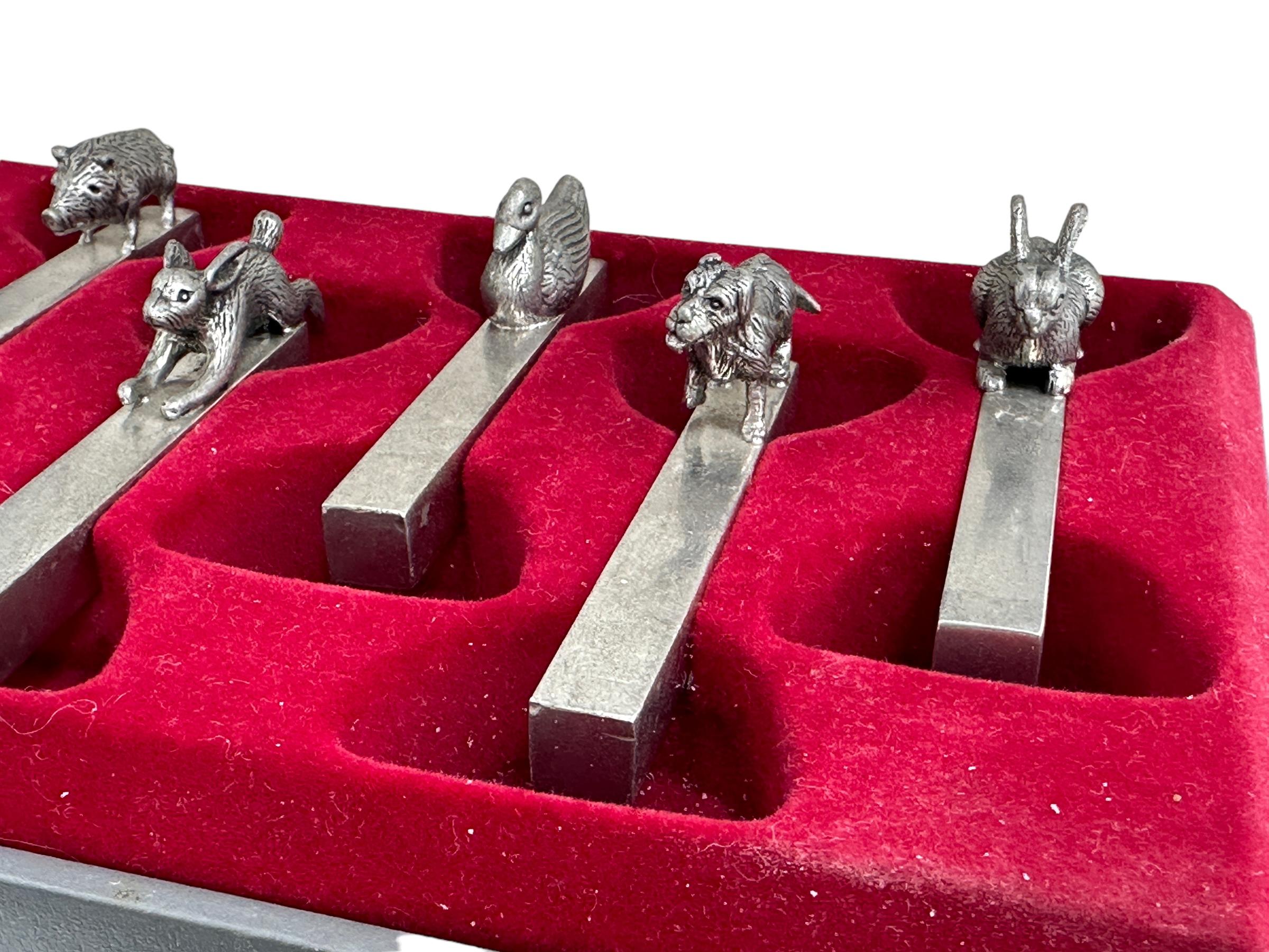 Sechs süße Tiermesserstützen – von Etain Royal French Vintage Metallset in Box, Französisch, Vintage im Zustand „Gut“ im Angebot in Nuernberg, DE