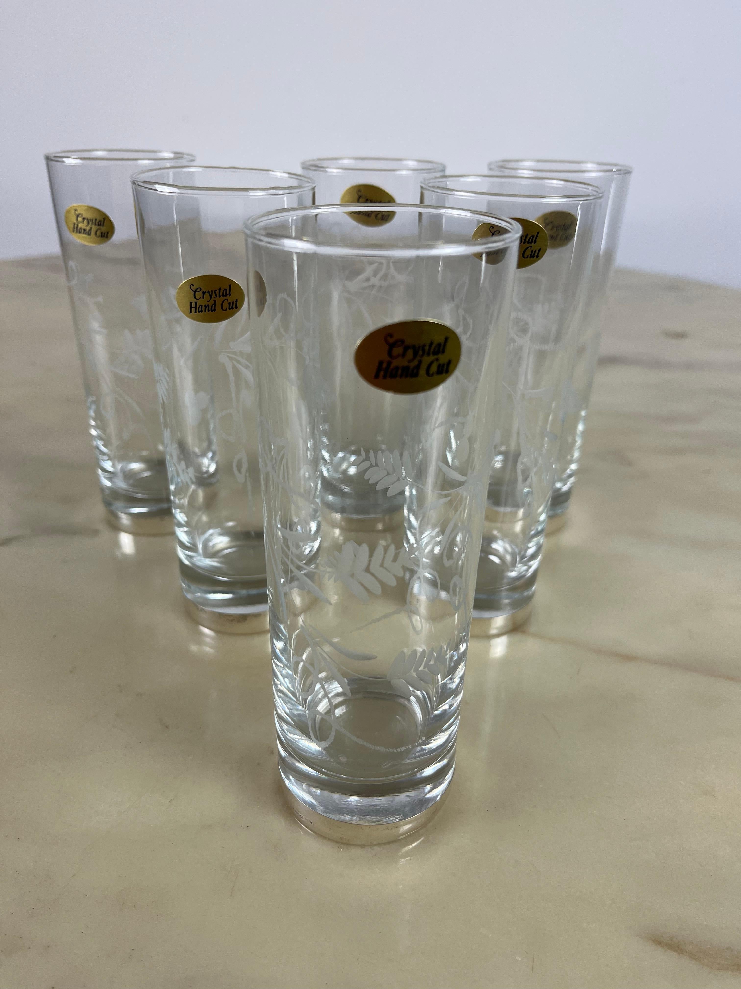 Six glasses in hand-engraved crystal with an 800 silver band at the base. They date back to the 1970s. Italian production. Intact, they show imperceptible signs of ageing.
It is the classic tall and narrow glass used to drink sparkling wine and