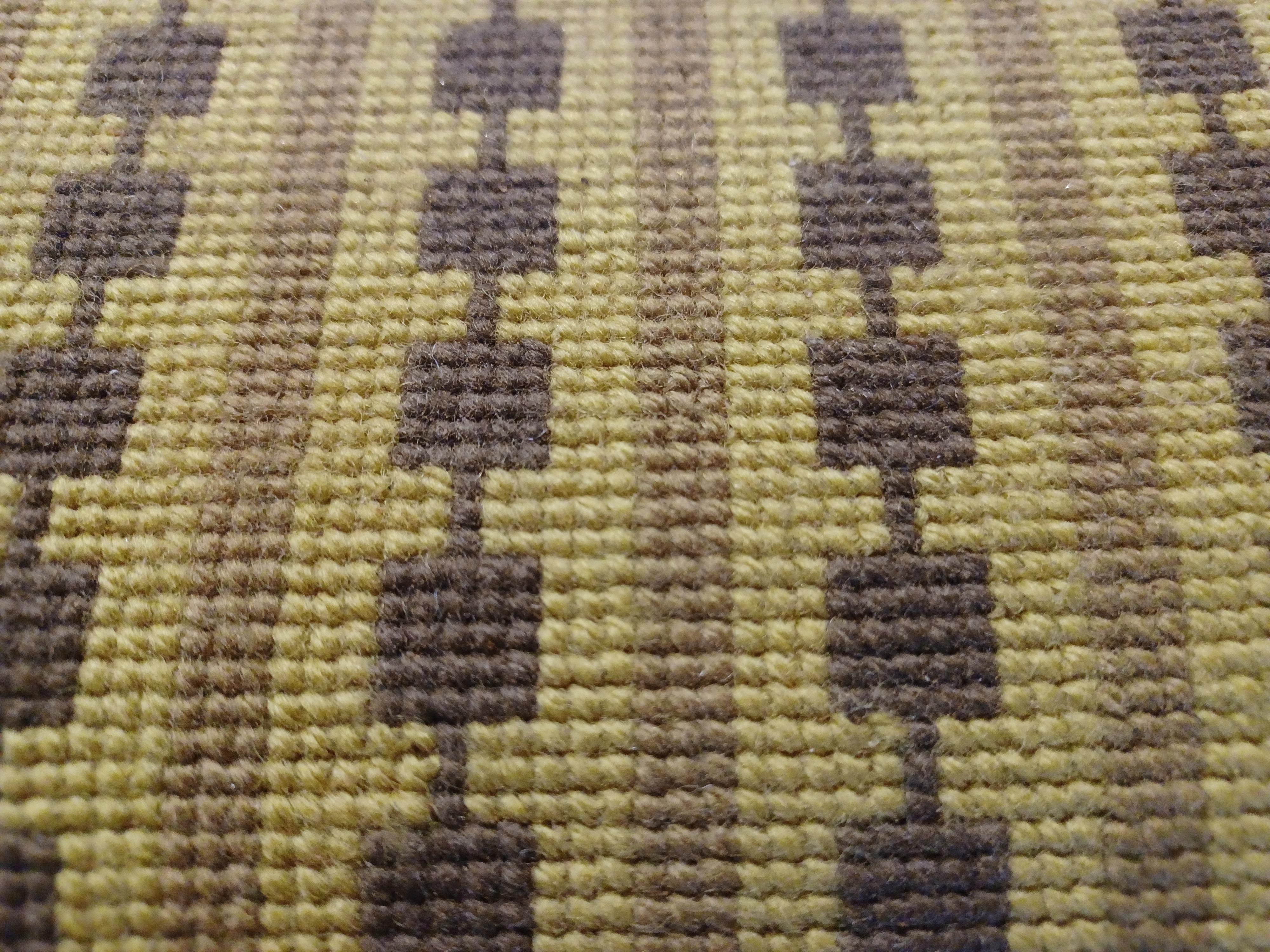 Sechs Esszimmerstühle aus Teakholz mit einer Polsterung aus handgemachter Kreuzstichstickerei im Angebot 4