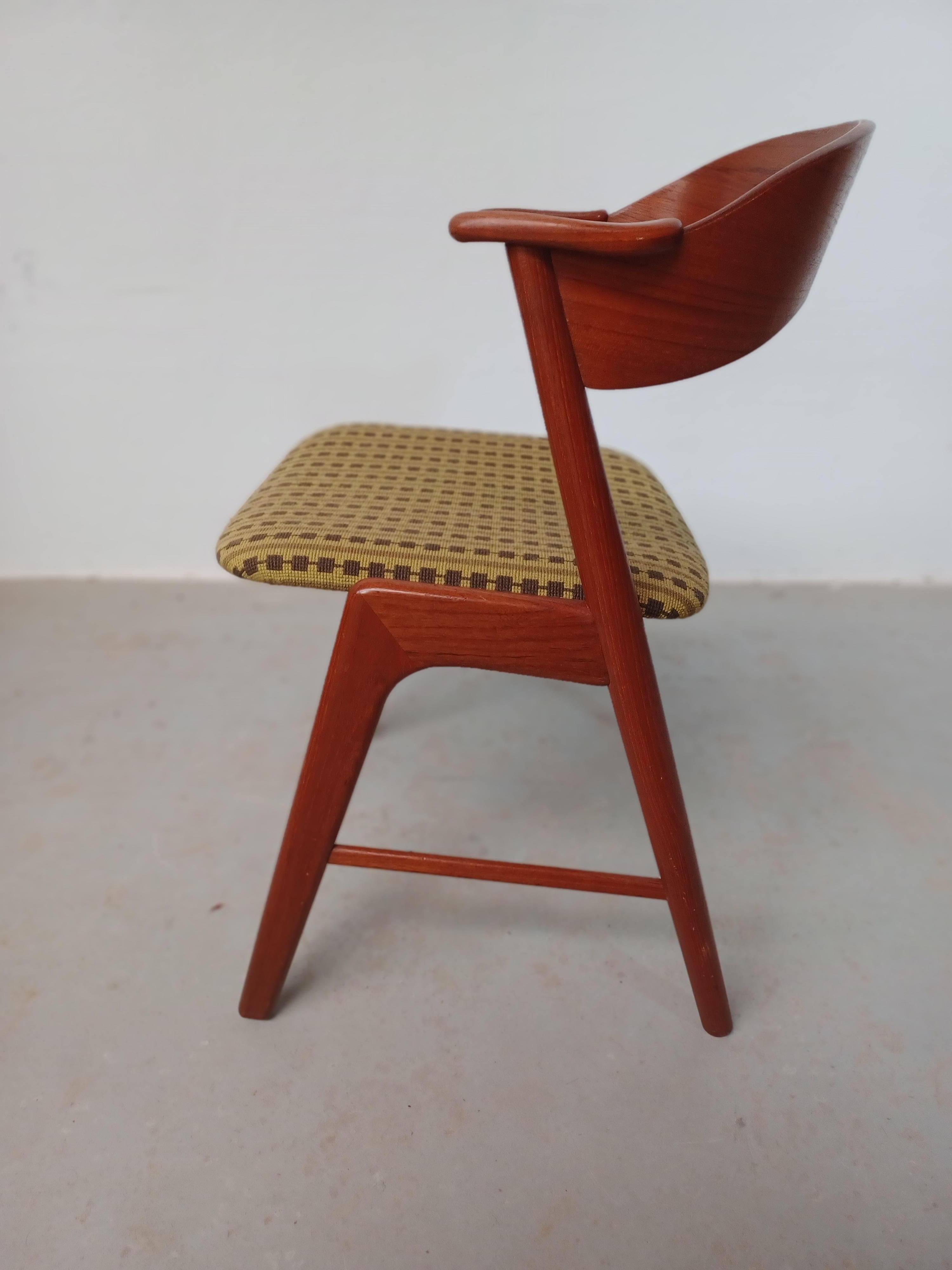 Sechs Esszimmerstühle aus Teakholz mit einer Polsterung aus handgemachter Kreuzstichstickerei (Dänisch) im Angebot