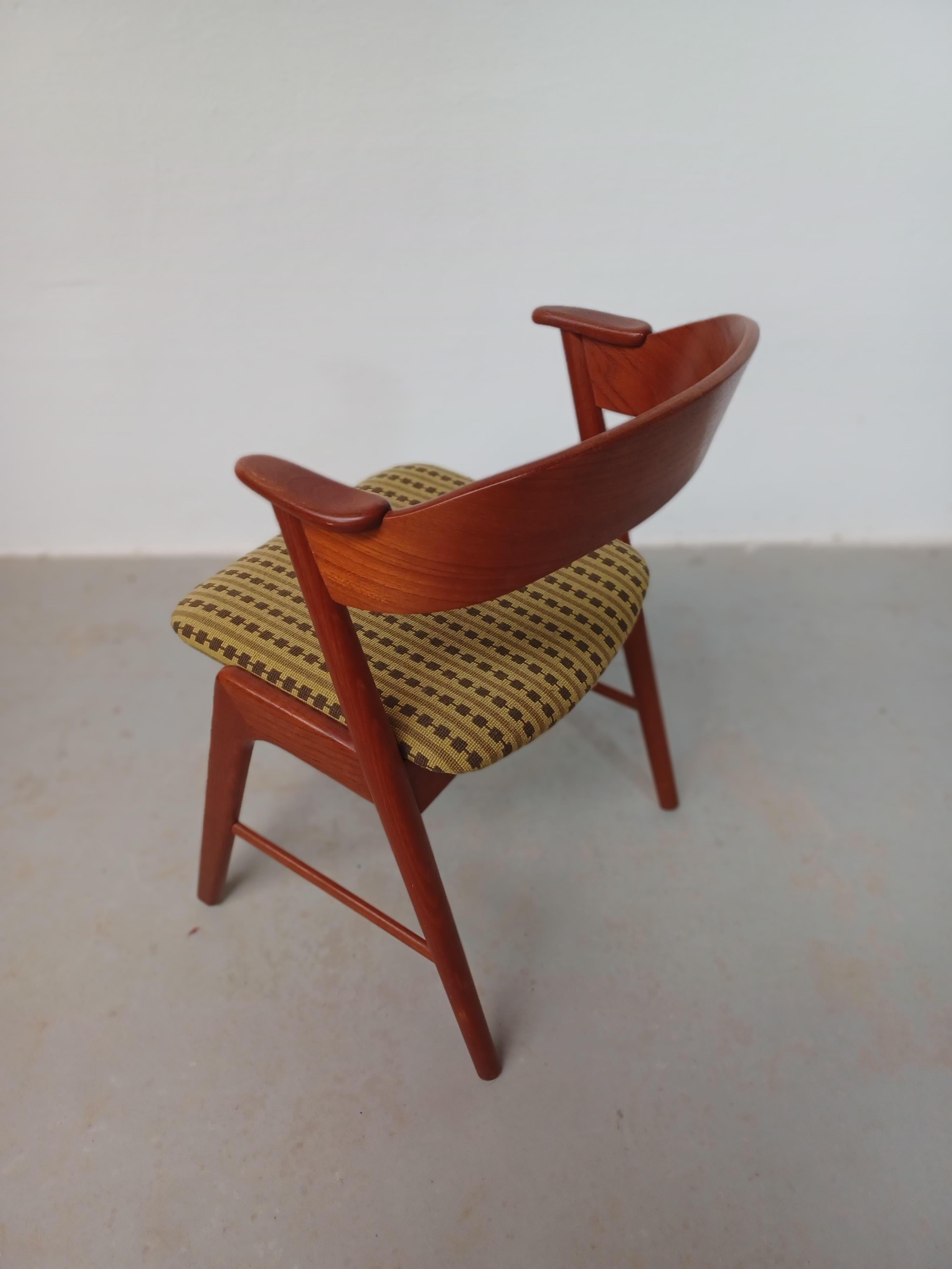 Sechs Esszimmerstühle aus Teakholz mit einer Polsterung aus handgemachter Kreuzstichstickerei im Zustand „Gut“ im Angebot in Knebel, DK