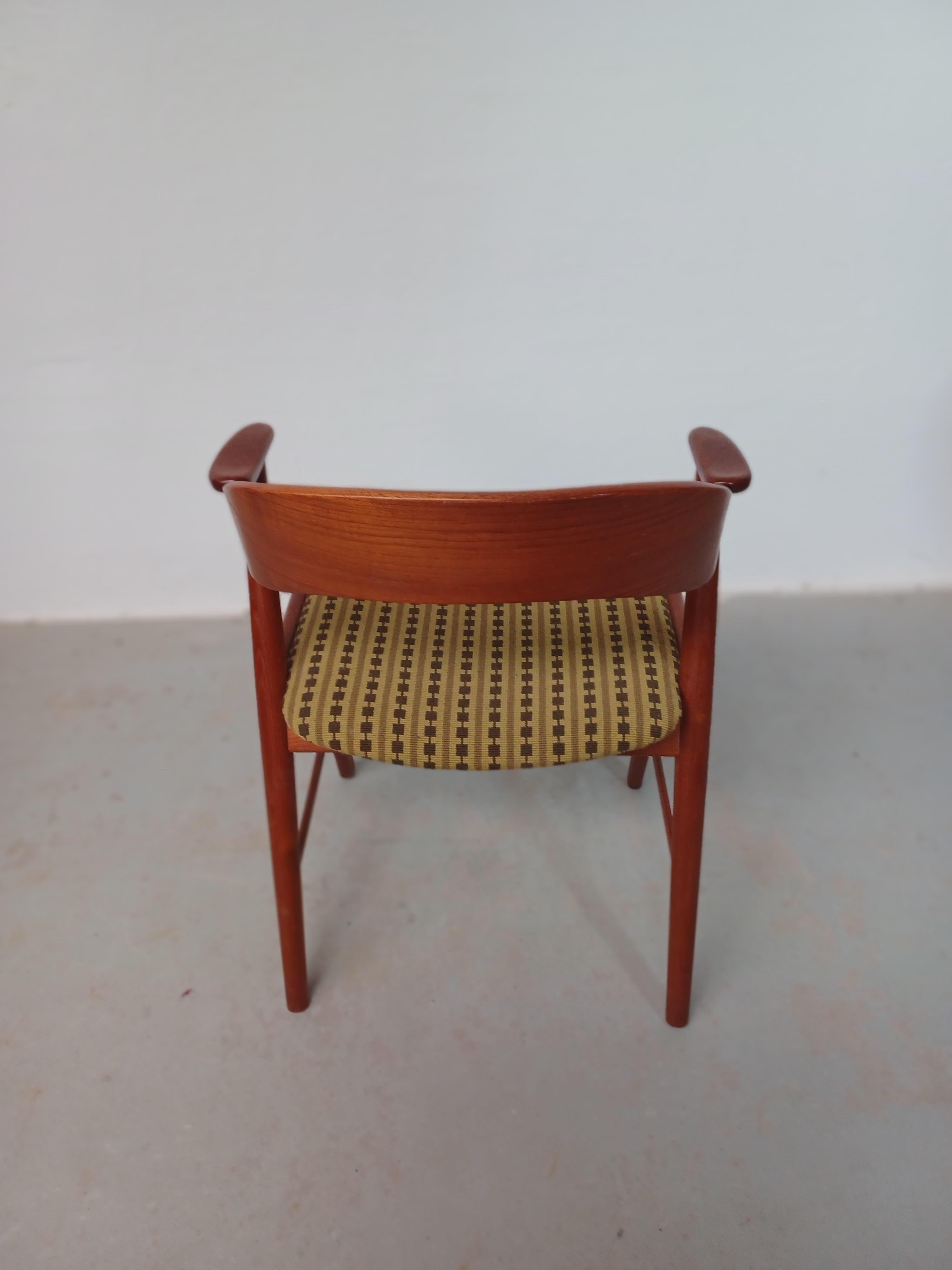 Sechs Esszimmerstühle aus Teakholz mit einer Polsterung aus handgemachter Kreuzstichstickerei (Mitte des 20. Jahrhunderts) im Angebot