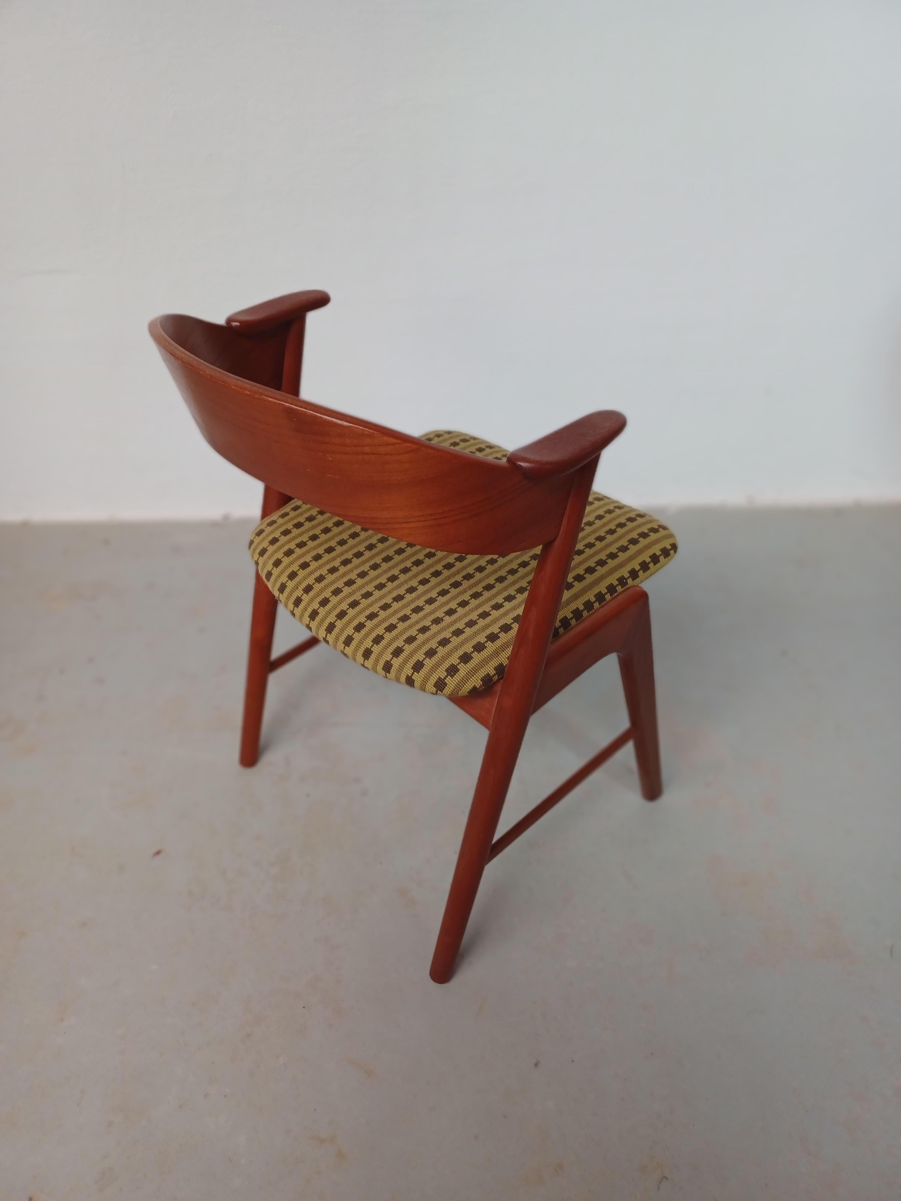 Sechs Esszimmerstühle aus Teakholz mit einer Polsterung aus handgemachter Kreuzstichstickerei im Angebot 1