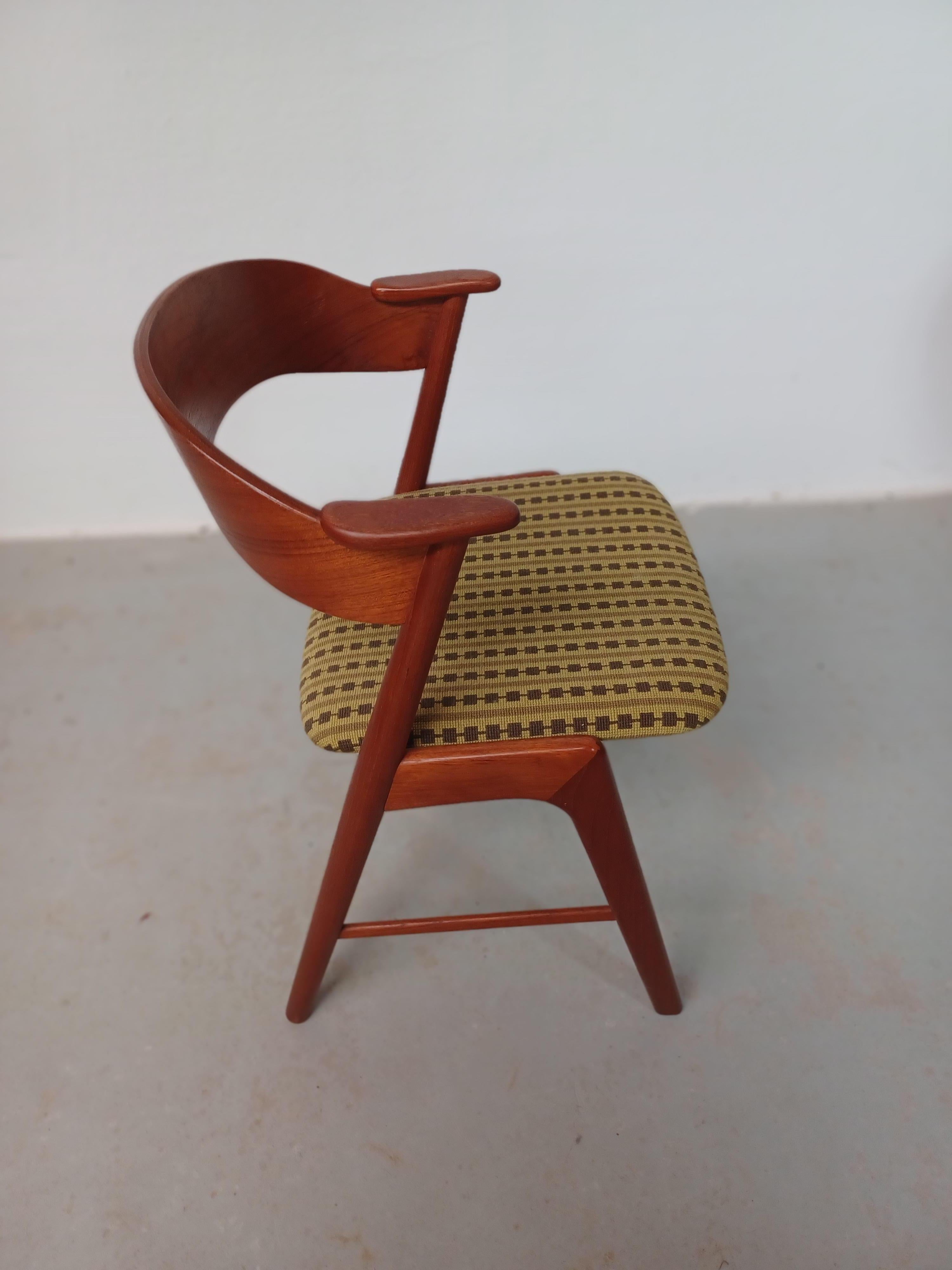 Sechs Esszimmerstühle aus Teakholz mit einer Polsterung aus handgemachter Kreuzstichstickerei im Angebot 2