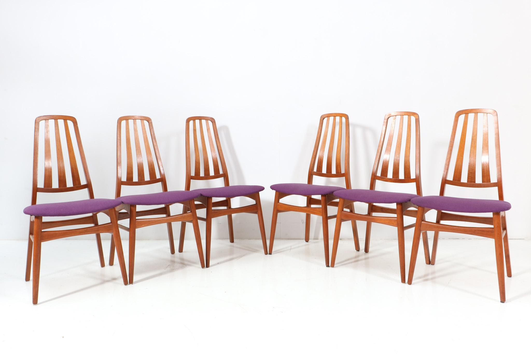 Atemberaubender Satz von sechs Mid-Century Modern Esszimmerstühlen.
Gekennzeichnet mit dem Original Label IMHA.
Auffälliges dänisches Design aus den 1960er Jahren.
Massive Teakholzrahmen mit hoher Rückenlehne.
Die Sitze sind mit violettem Stoff neu