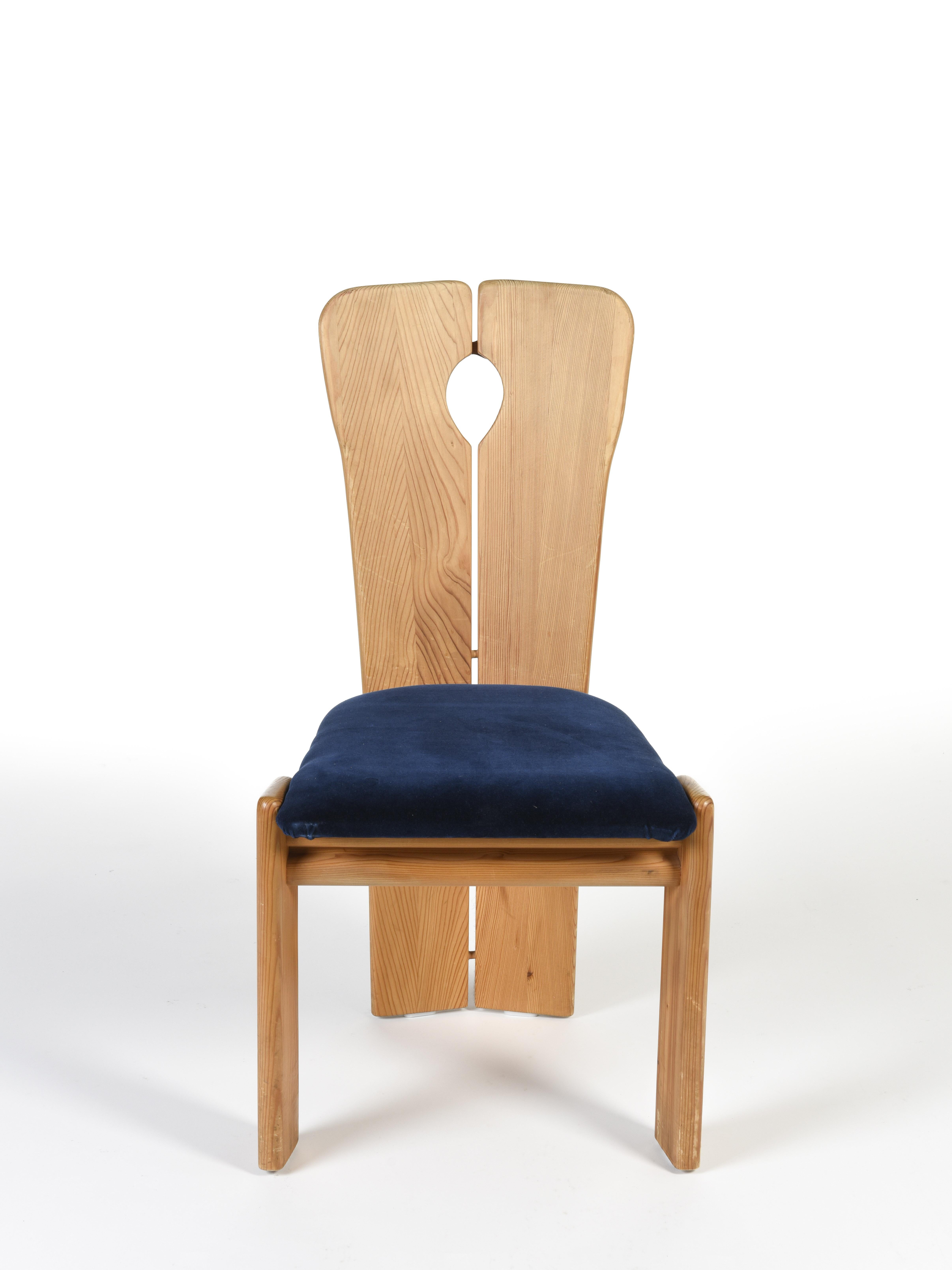 Made from solid pine wood assemblies. It is an elemental composition with every part being essential to its structure.

The seat of this wood framed tripod chair has been uphostered with a luminous blue velvet. 


Measures: H 90 cm, L 48 cm, P 50