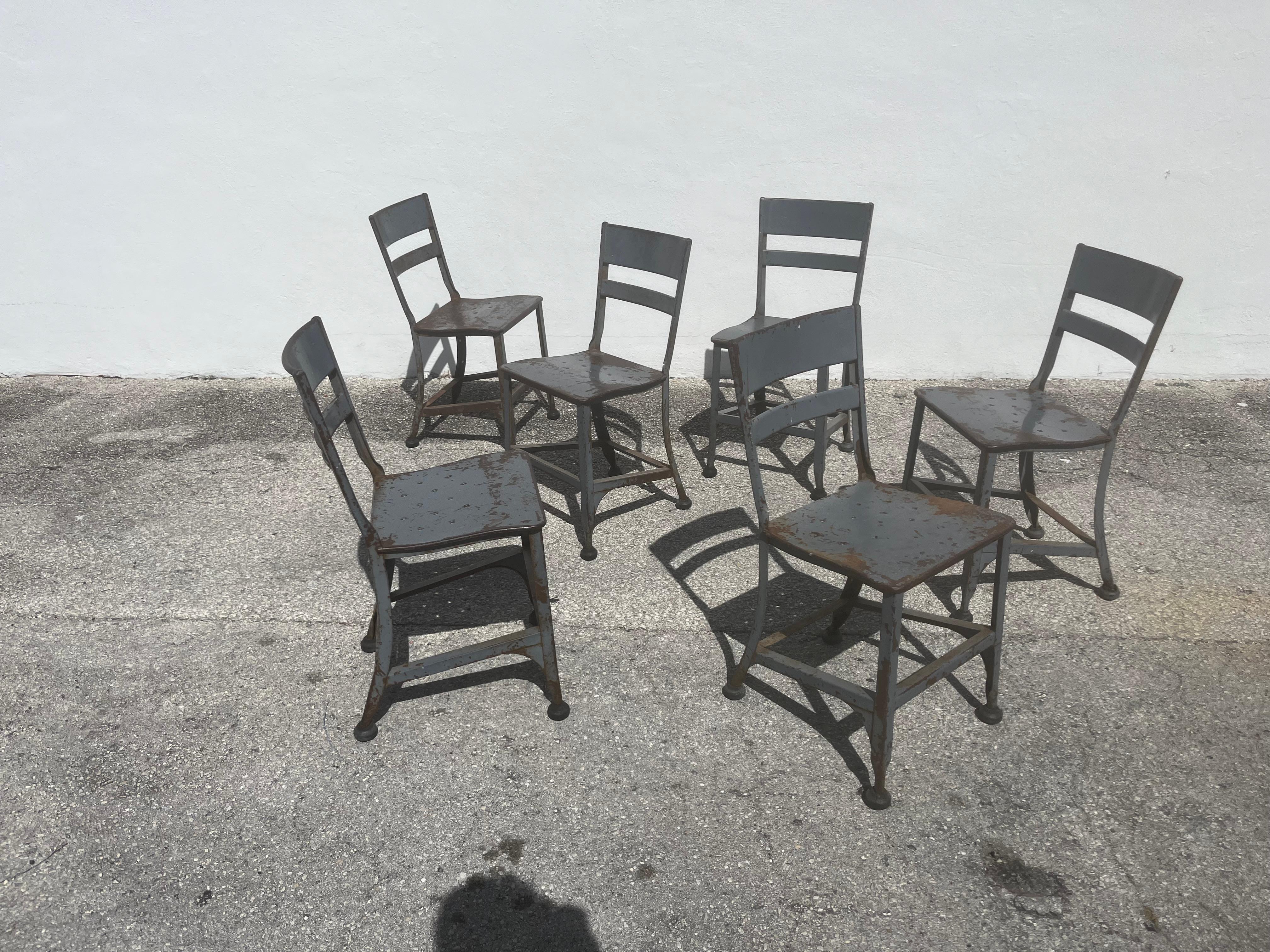 Seis Toledo vintage industrial comedor / silla lateral con acabado original. Hay más sillas disponibles. Las sillas son cómodas.
