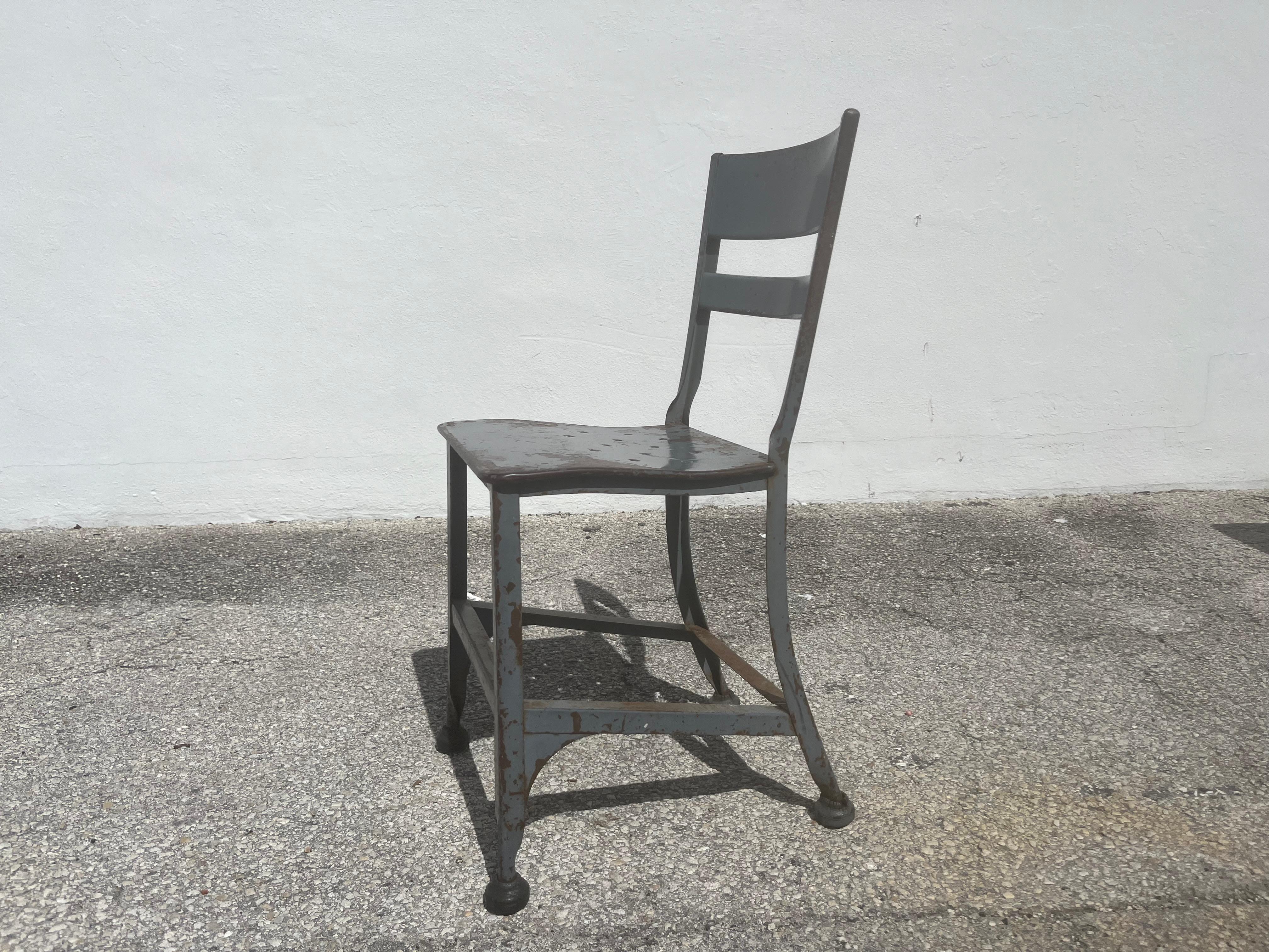Silla de comedor de acero Six Toledo, Industrial, EE.UU., impresionante pátina en Bueno estado para la venta en Miami, FL