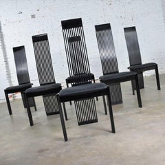 Six chaises de salle à manger tripodes postmodernes en laque noire de Pietro Costantini:: fabriquées en Italie