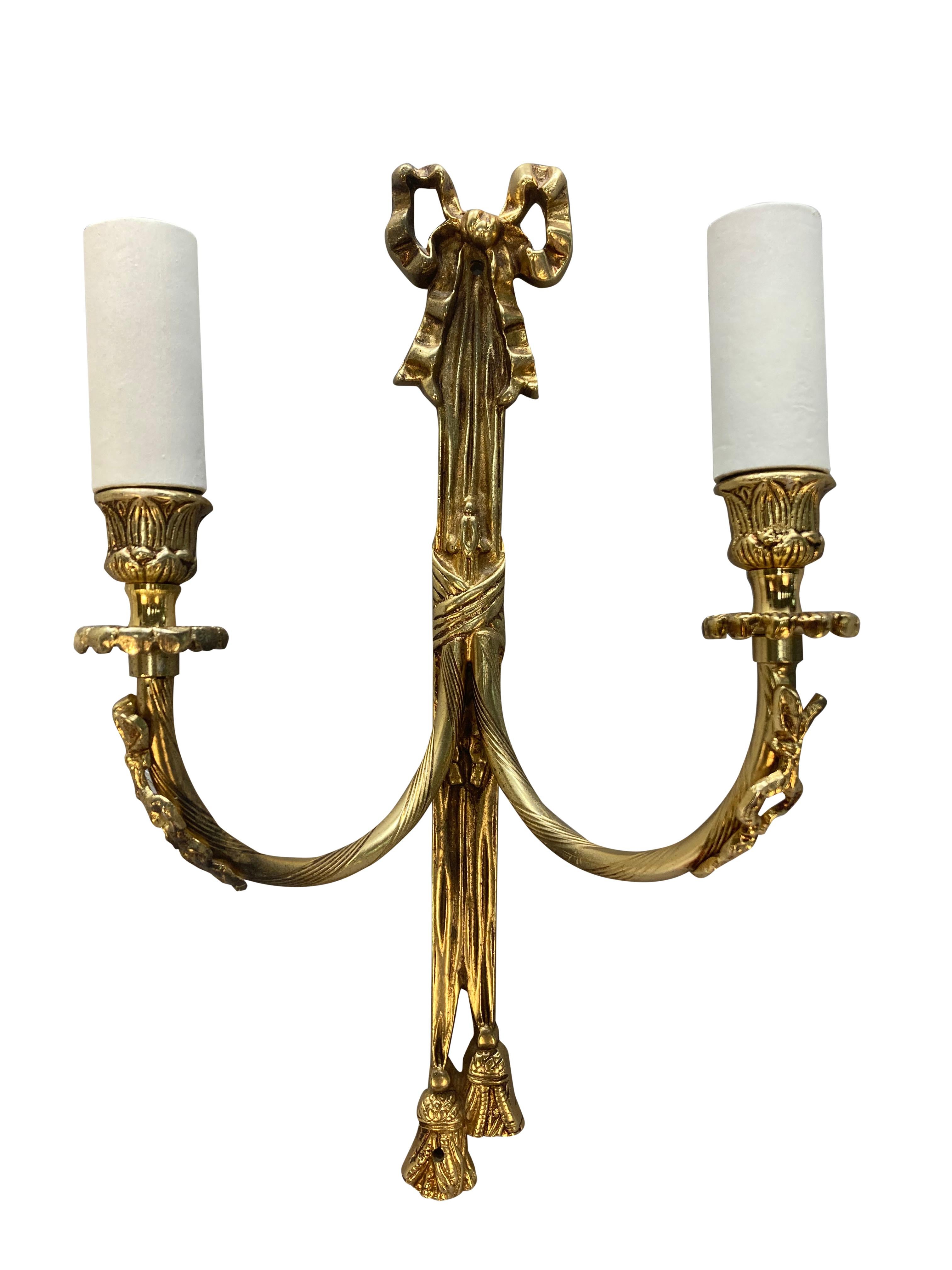 Ensemble de six appliques anglaises à deux branches en laiton, avec nœuds, glands et guirlandes.