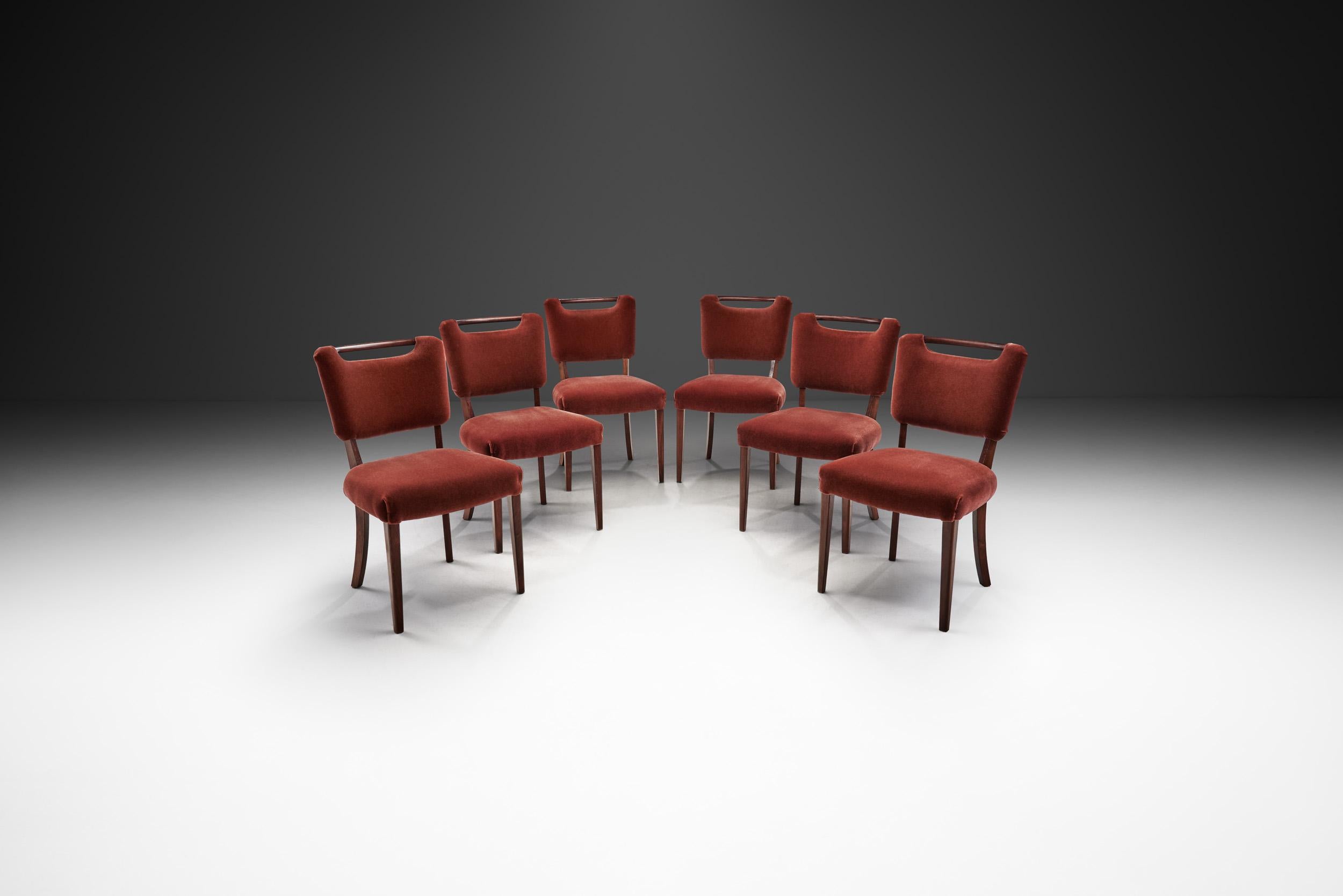 Dieses Set aus sechs Esszimmerstühlen besticht durch sein elegantes Erscheinungsbild in Kombination mit markanten Designelementen. Für die Möbelschreiner in Europa war die Herstellung von Sitzmöbeln eine leere Leinwand, auf der sie ihr