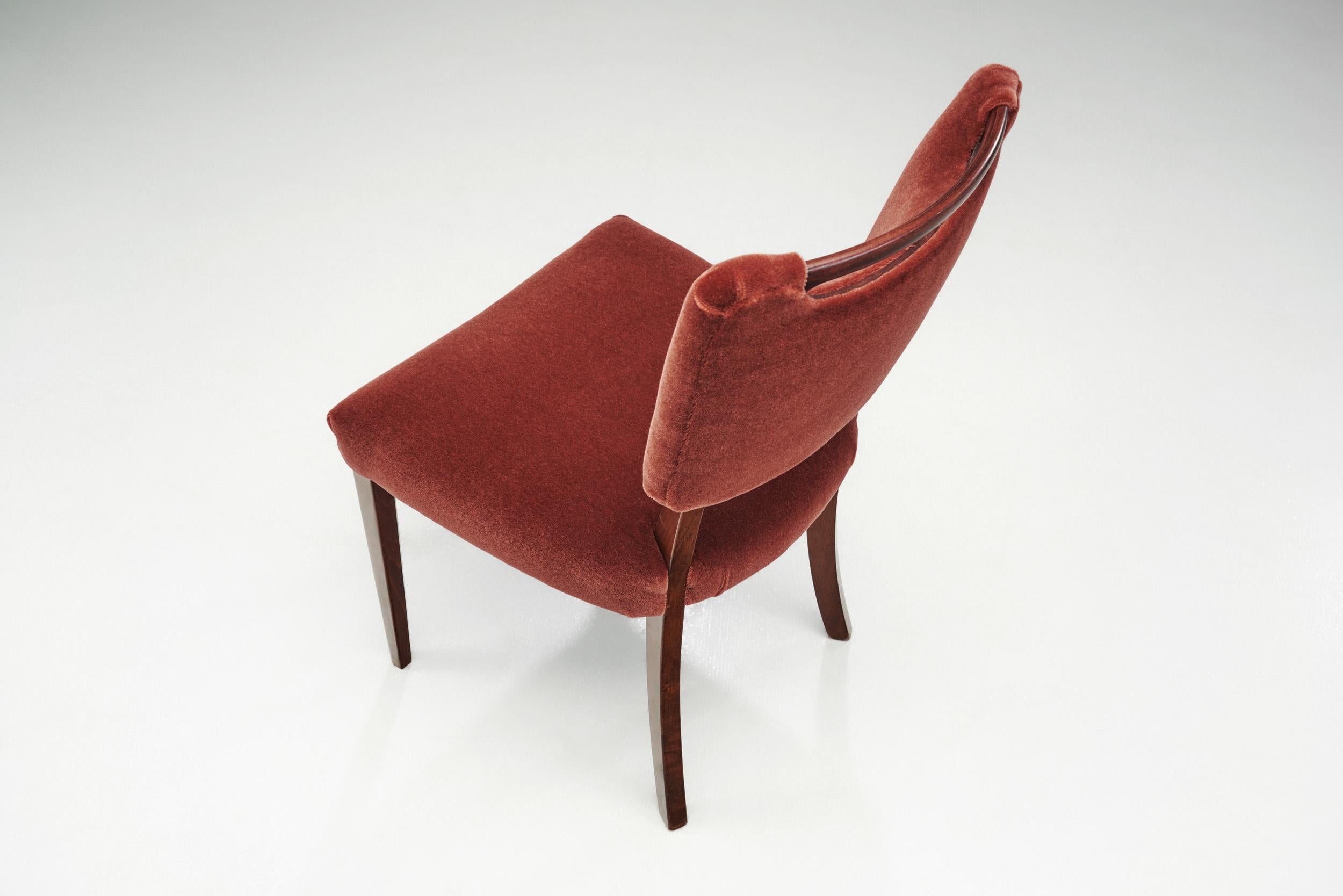Sechs gepolsterte Buchen-Esszimmerstühle eines europäischen Schreiners, Europa ca. 1950er Jahre (Mitte des 20. Jahrhunderts) im Angebot