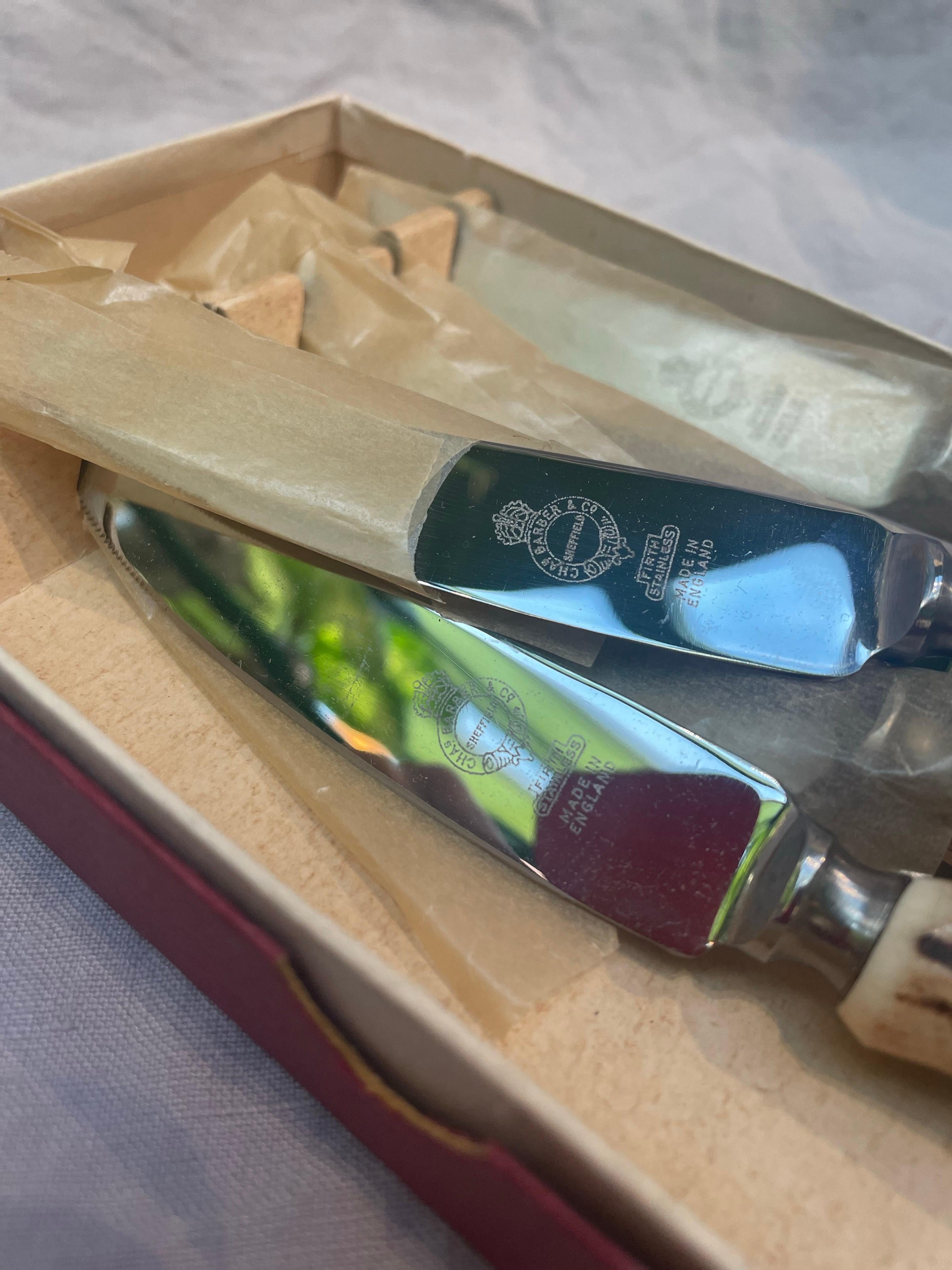 Un magnifique coffret de six couteaux à steak vintage de Charles H. Barber & Co, Sheffield, Angleterre - fabricants renommés de coutellerie fine depuis le début du 20e siècle. Chaque couteau est doté d'une lame en acier inoxydable étincelante,