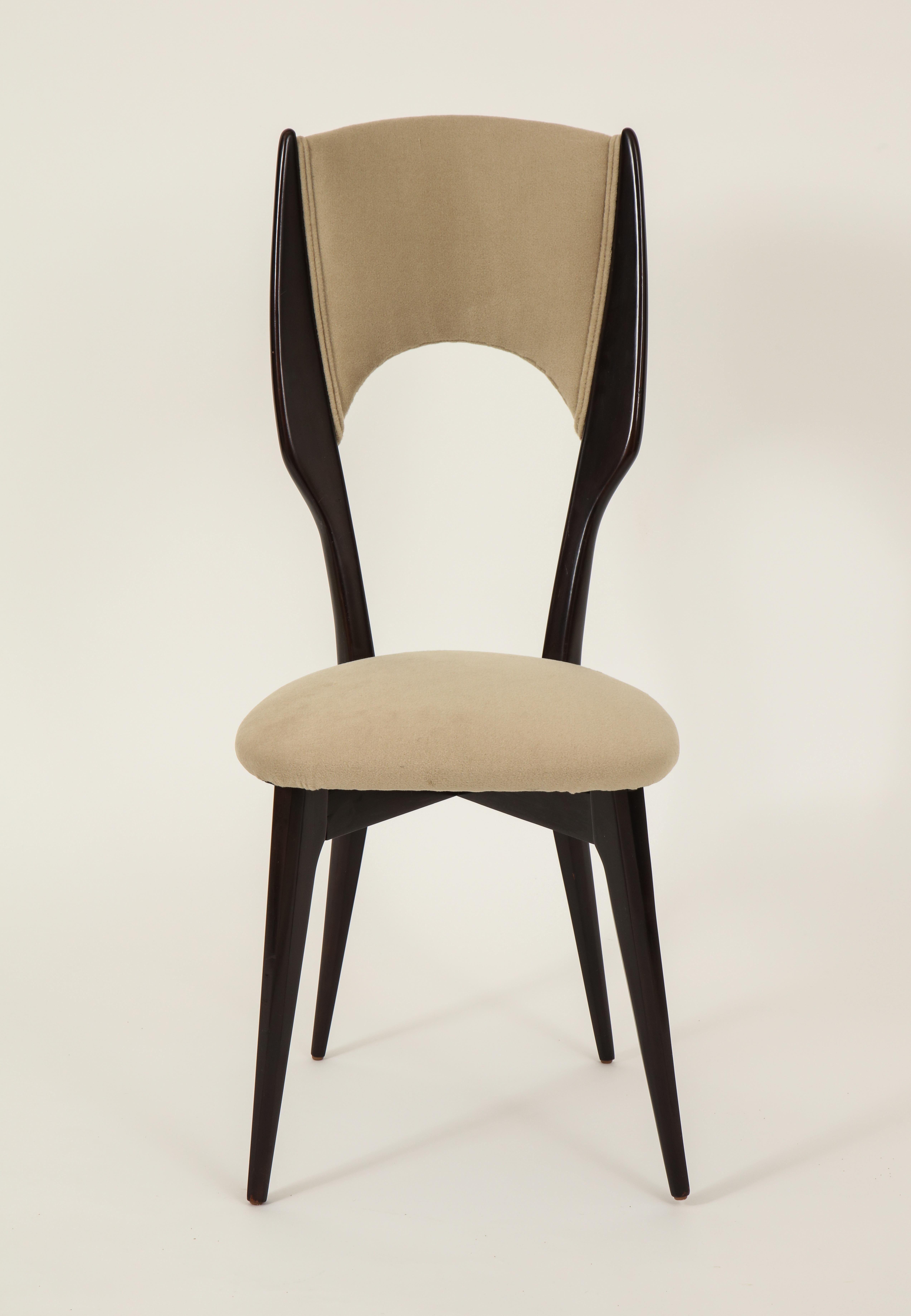 Six vintage Borsani style dining chairs beige cashmere fabric, Italy, 1950s.

Beautiful and sculptural Borsani style dining chairs with beige cashmere upholstery.