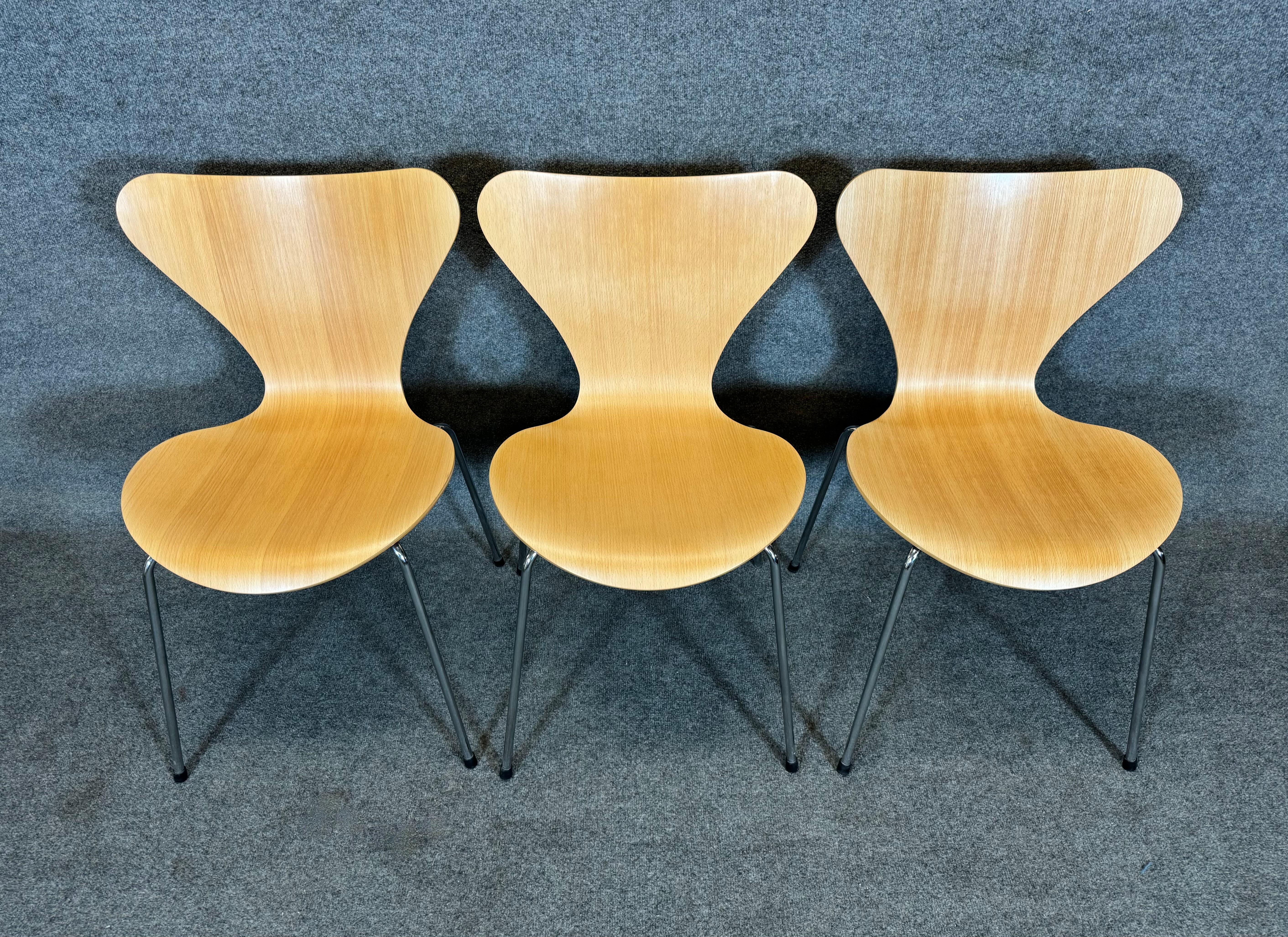 Scandinave moderne Six chaises de salle à manger danoises vintage de la série 7, Arne Jacobsen en vente