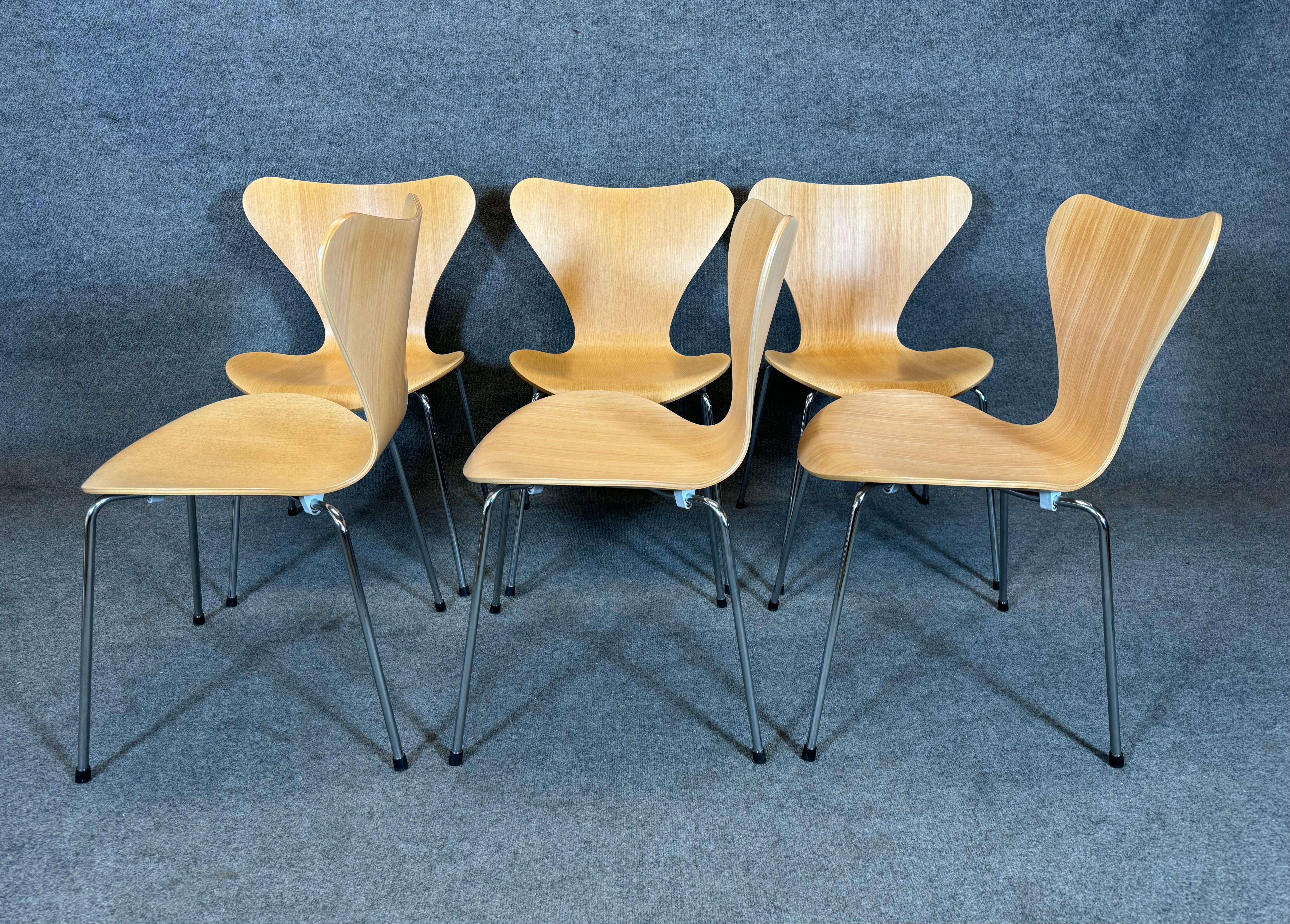 Travail du bois Six chaises de salle à manger danoises vintage de la série 7, Arne Jacobsen en vente