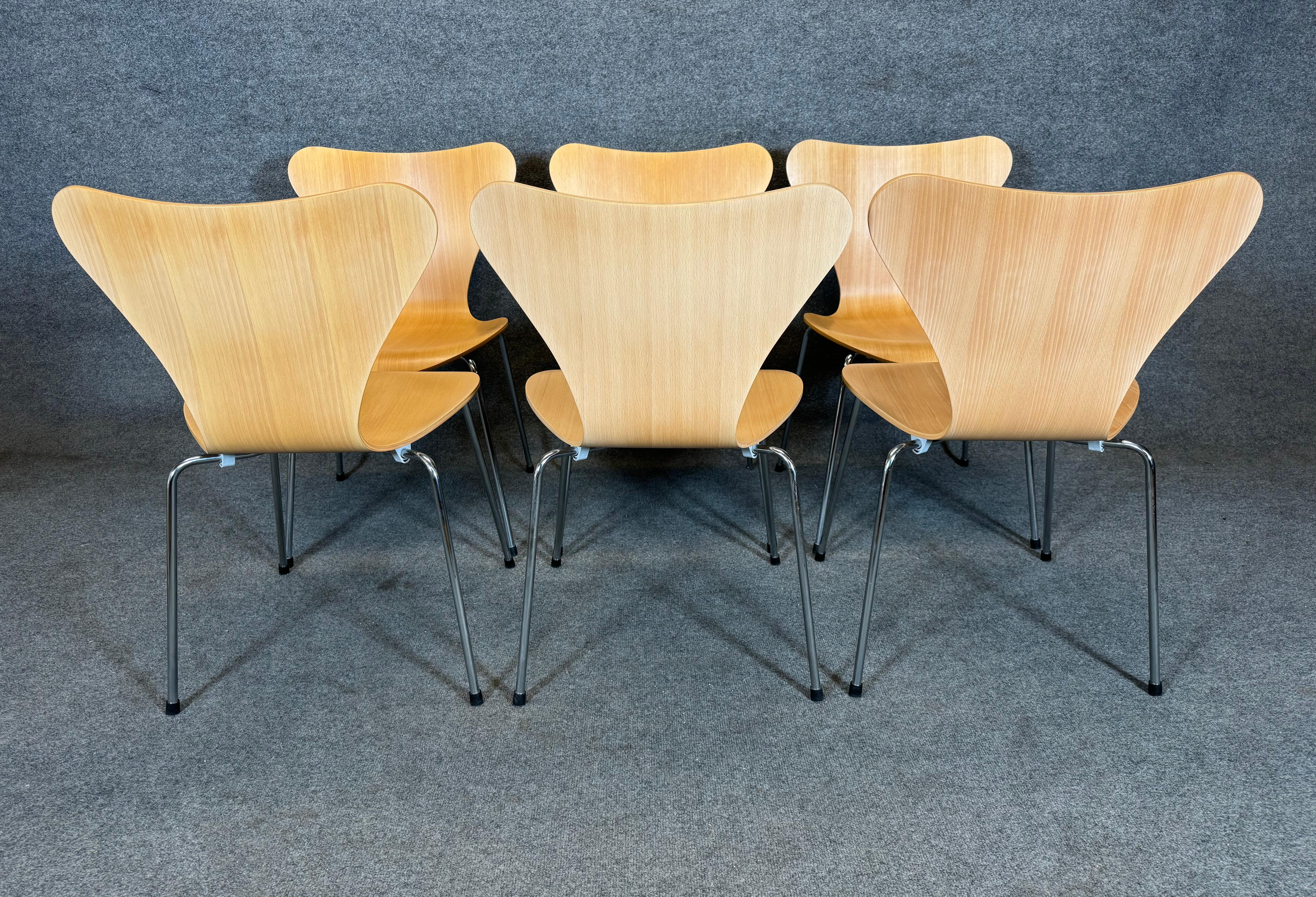 Milieu du XXe siècle Six chaises de salle à manger danoises vintage de la série 7, Arne Jacobsen en vente