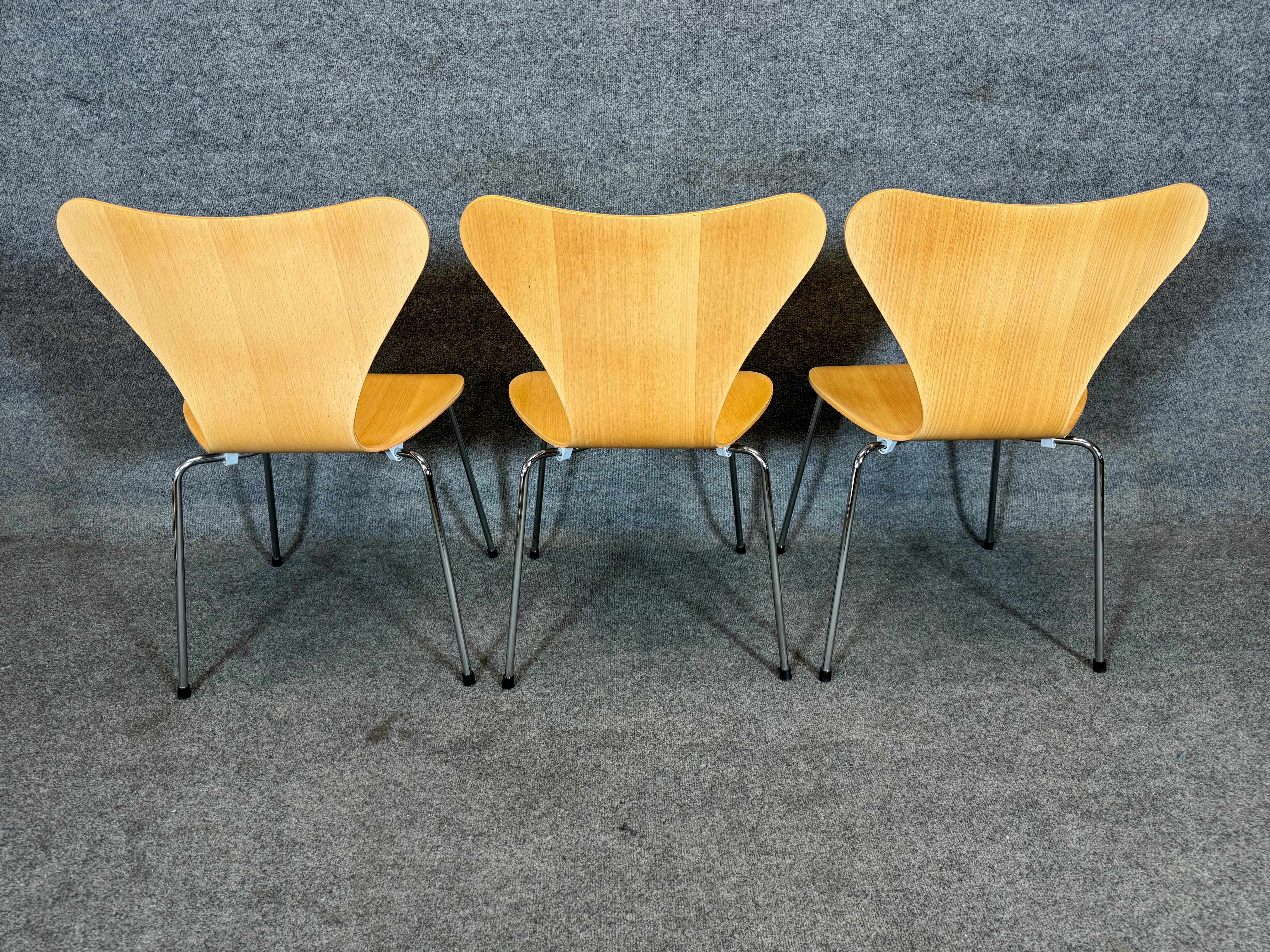 Hêtre Six chaises de salle à manger danoises vintage de la série 7, Arne Jacobsen en vente