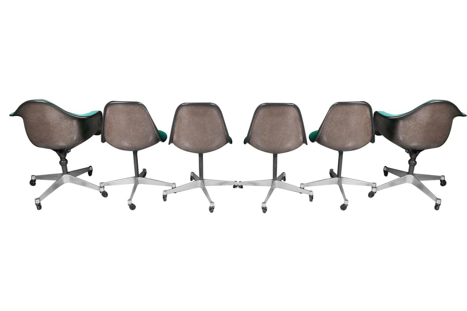 Sechs drehbare Vintage Eames Herman Miller Muschelstühle auf Rollen, 1970er Jahre (Ende des 20. Jahrhunderts) im Angebot