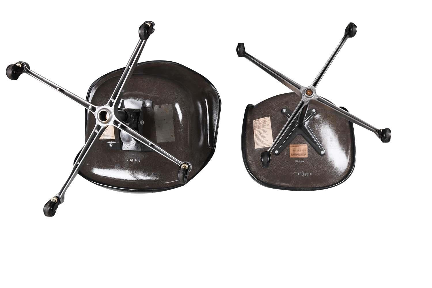 Six chaises à coques pivotantes Eames Herman Miller vintage sur roulettes des années 1970 en vente 1