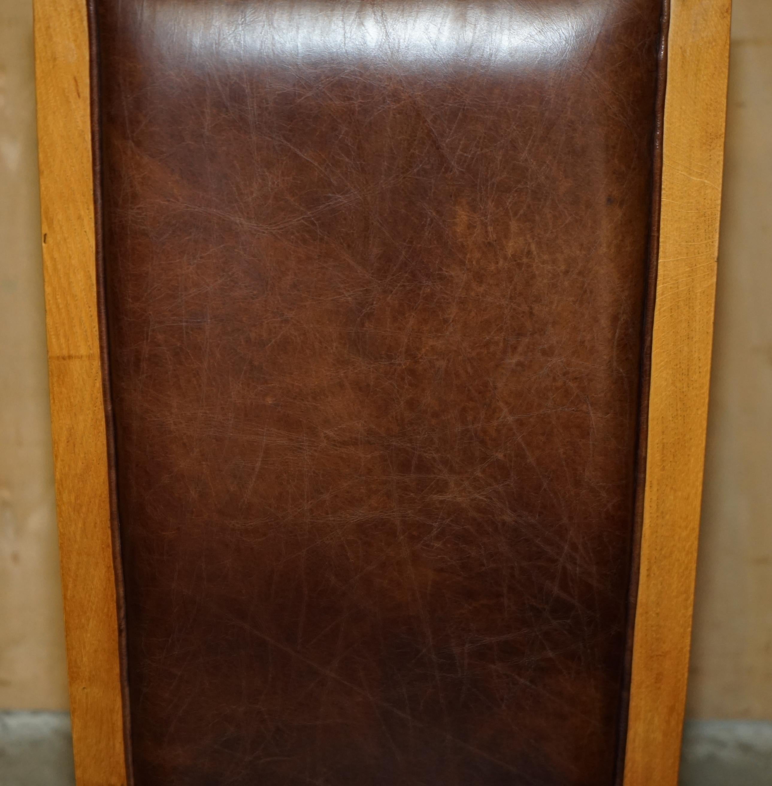 SiX VINTAGE ENGLISCH EICHE & HERITAGE BROWN LEATHER HALO HIGH BACK DINING CHAIRS (Handgefertigt) im Angebot