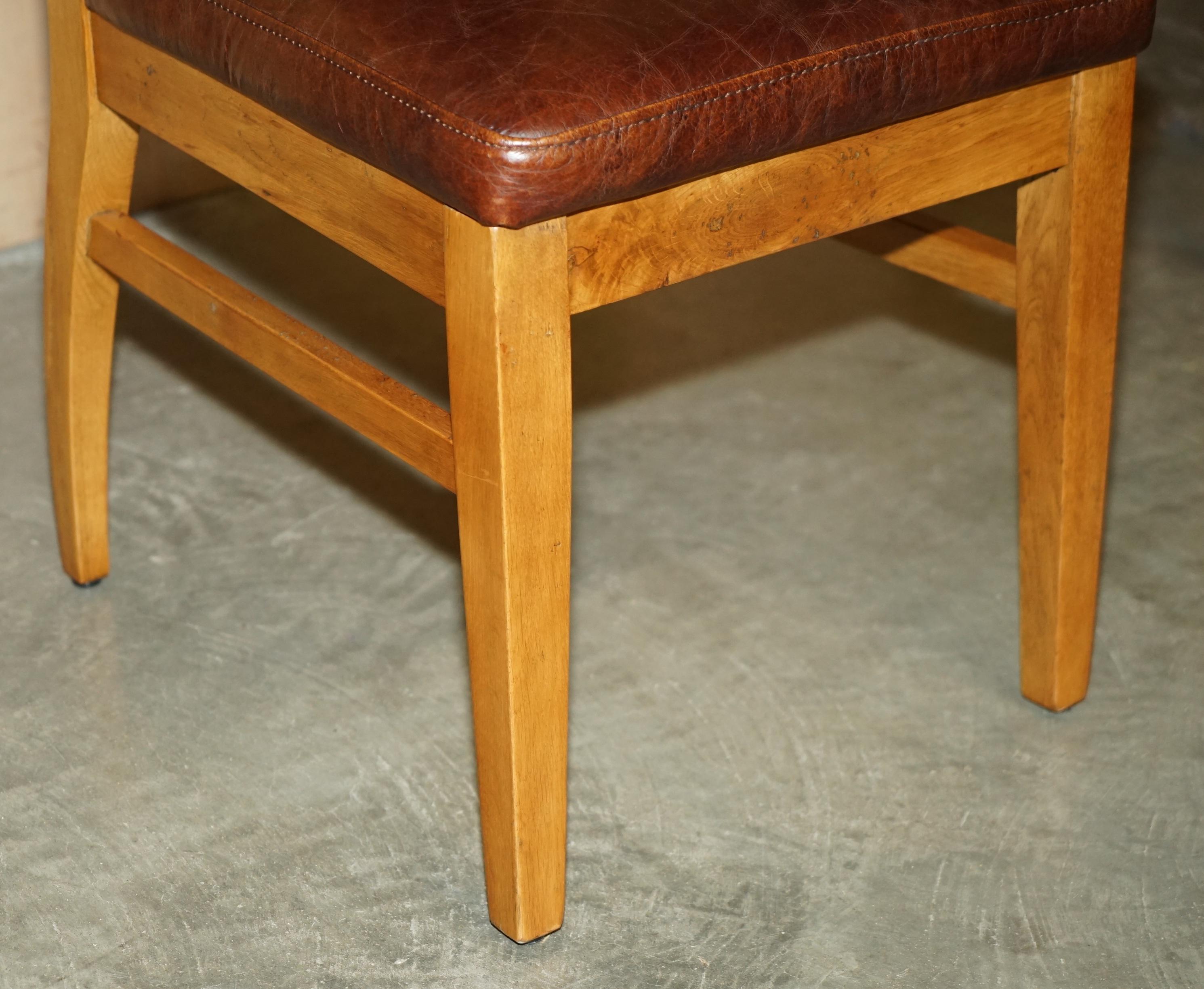 SiX VINTAGE ENGLISCH EICHE & HERITAGE BROWN LEATHER HALO HIGH BACK DINING CHAIRS (Leder) im Angebot