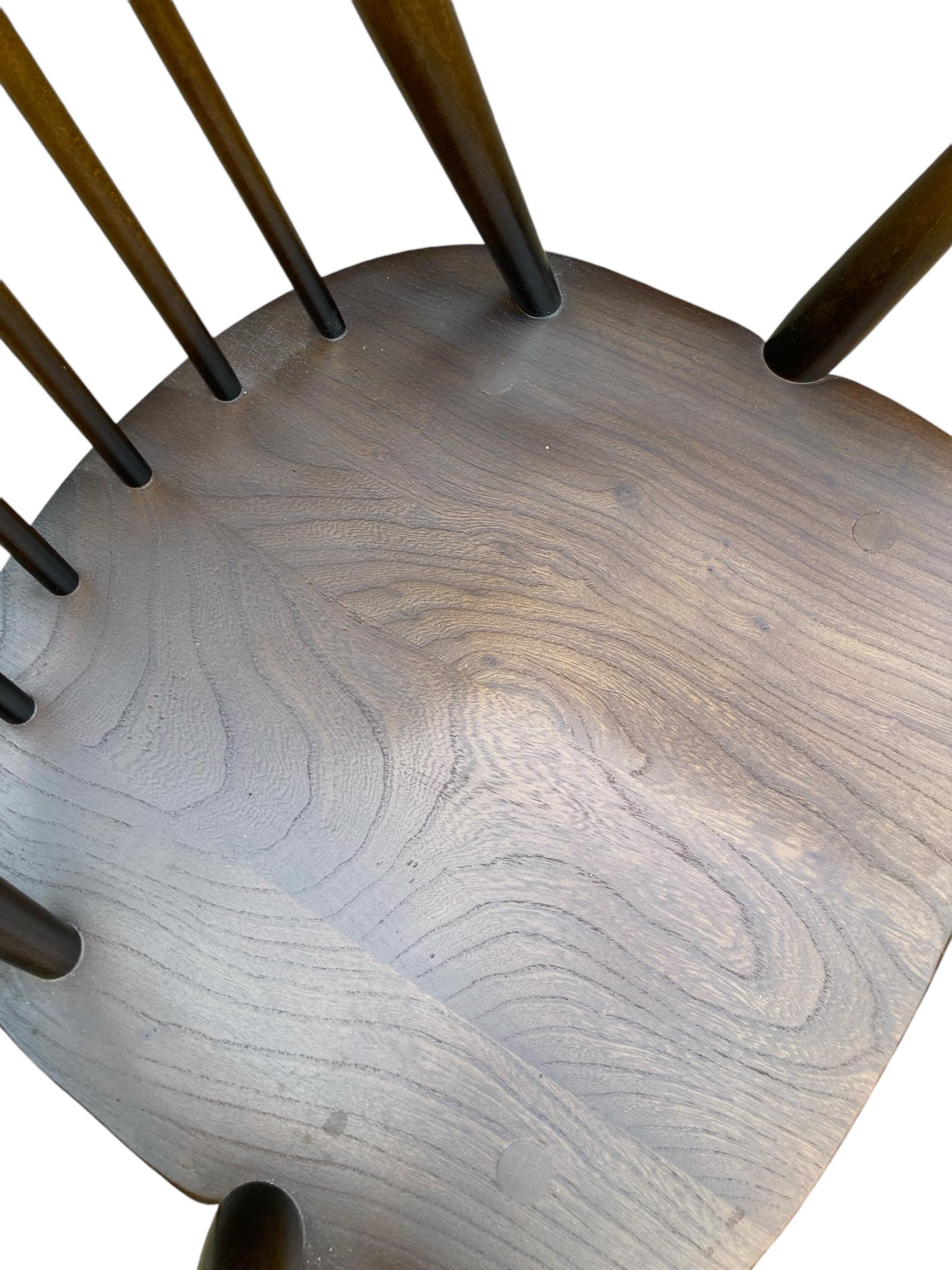 Sei sedie vintage Ercol con schienale a bacchetta e due poltrone in vendita 4