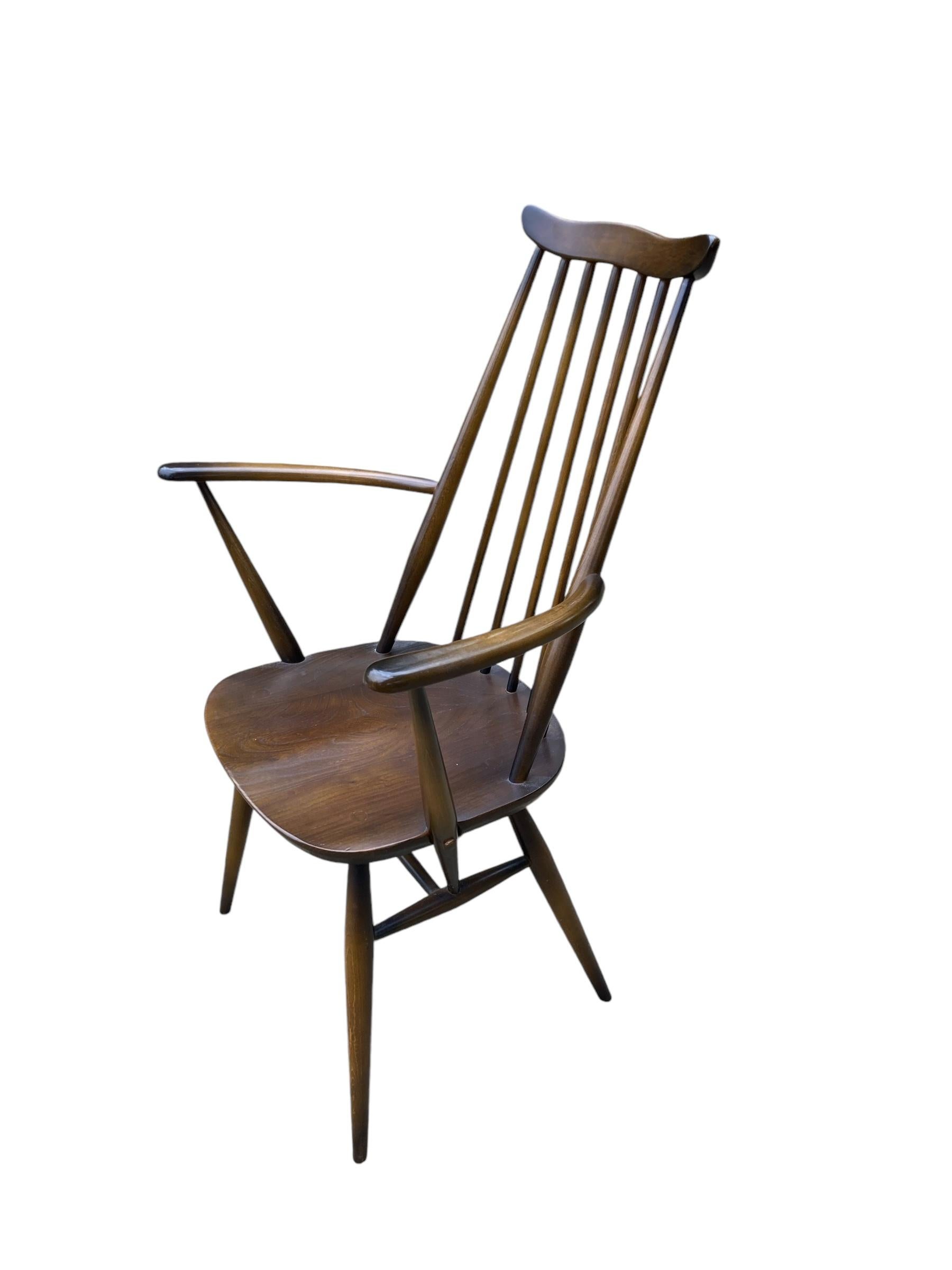 Sei sedie vintage Ercol con schienale a bastone e due intagliatori, poltrone. Etichettato con il timbro originale Ercol. Rifinito in olmo scuro. Anni '60, ottime condizioni, tutto solido, senza scricchiolii o oscillazioni. 