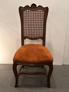 Seis sillas de comedor vintage de estilo provincial francés con respaldo de caña y asientos de ante