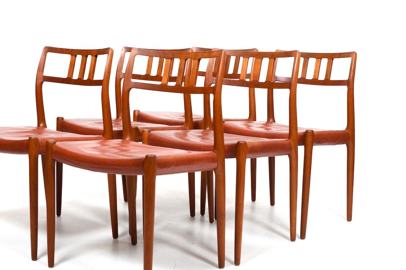 Sechs alte Niels O. Møller Stühle aus Teakholz und indisch rotem Leder (Skandinavische Moderne)