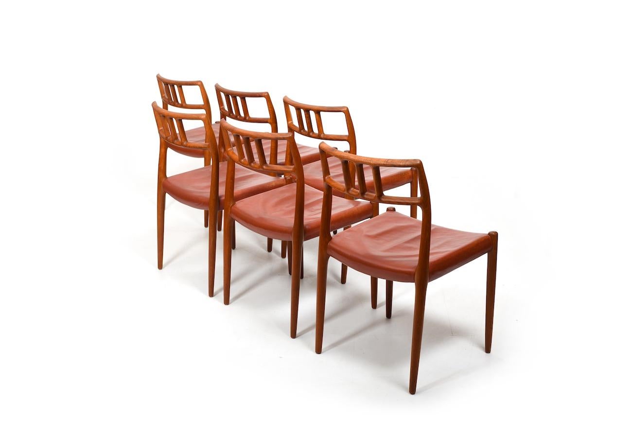 Sechs alte Niels O. Møller Stühle aus Teakholz und indisch rotem Leder (Dänisch)