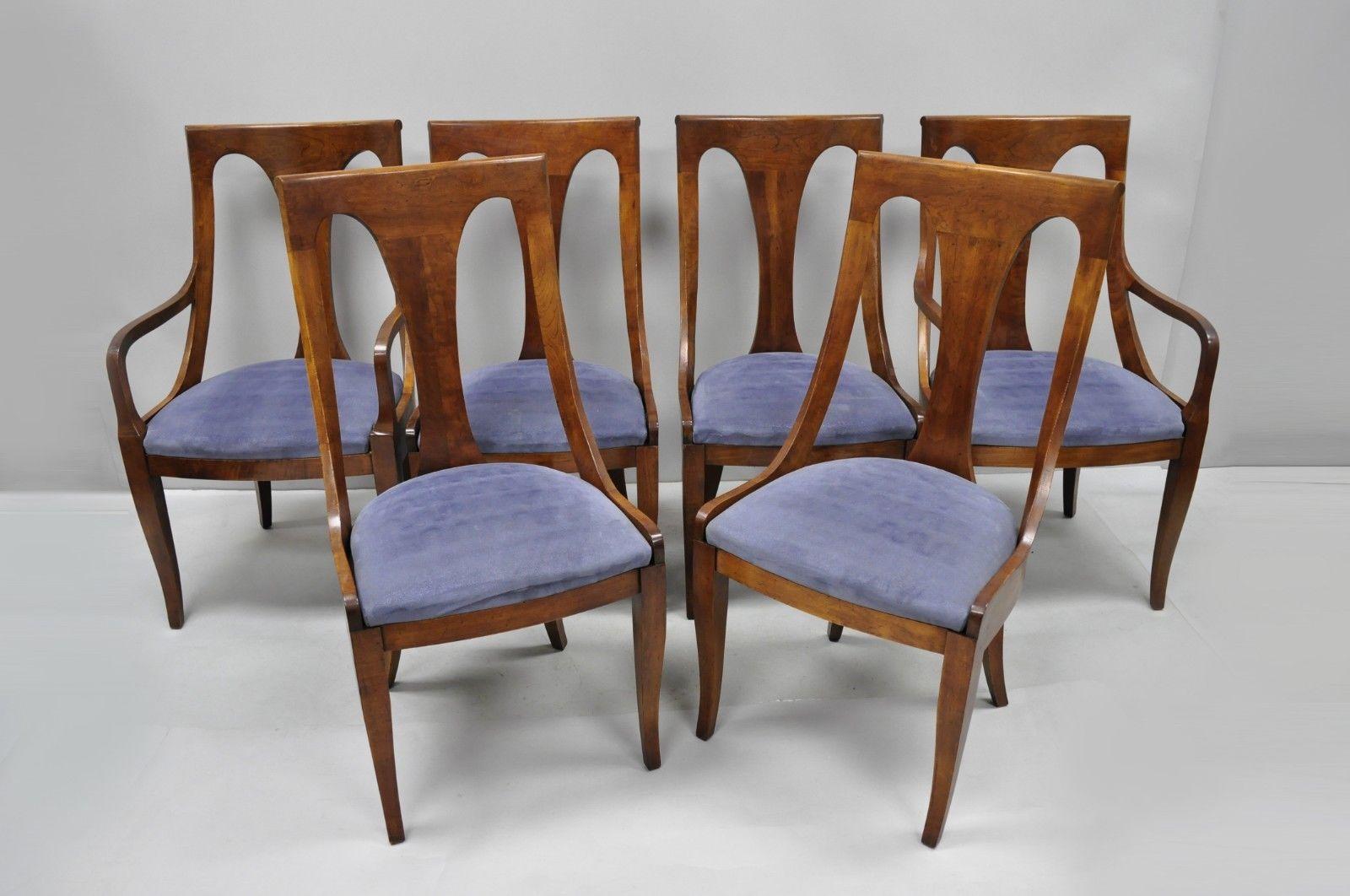 Sechs Nussbaumstühle im Regency-Stil mit geschwungener Rückenlehne und Säbelbeinen im Esszimmer 4