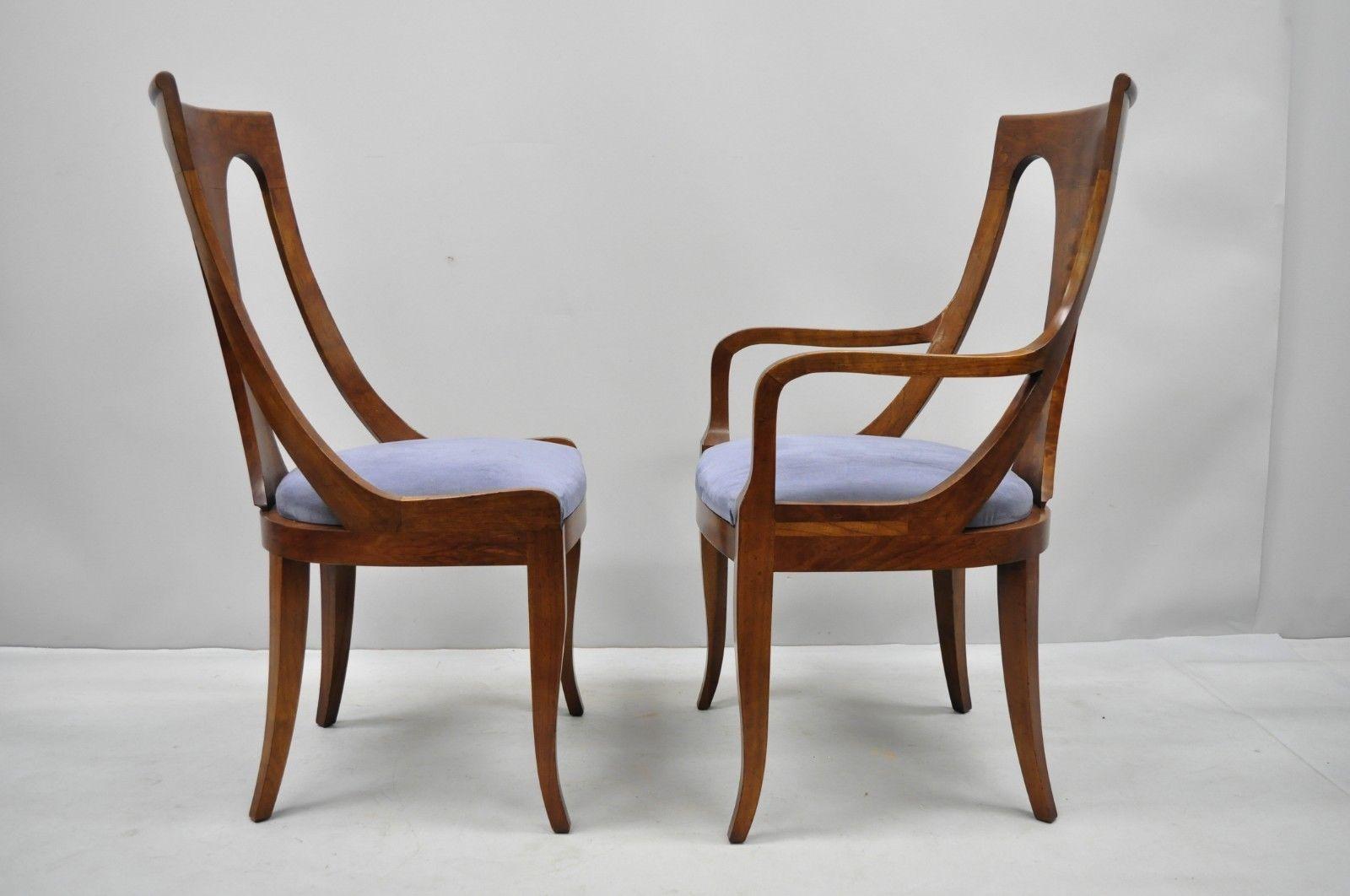 Sechs Nussbaumstühle im Regency-Stil mit geschwungener Rückenlehne und Säbelbeinen im Esszimmer (20. Jahrhundert)