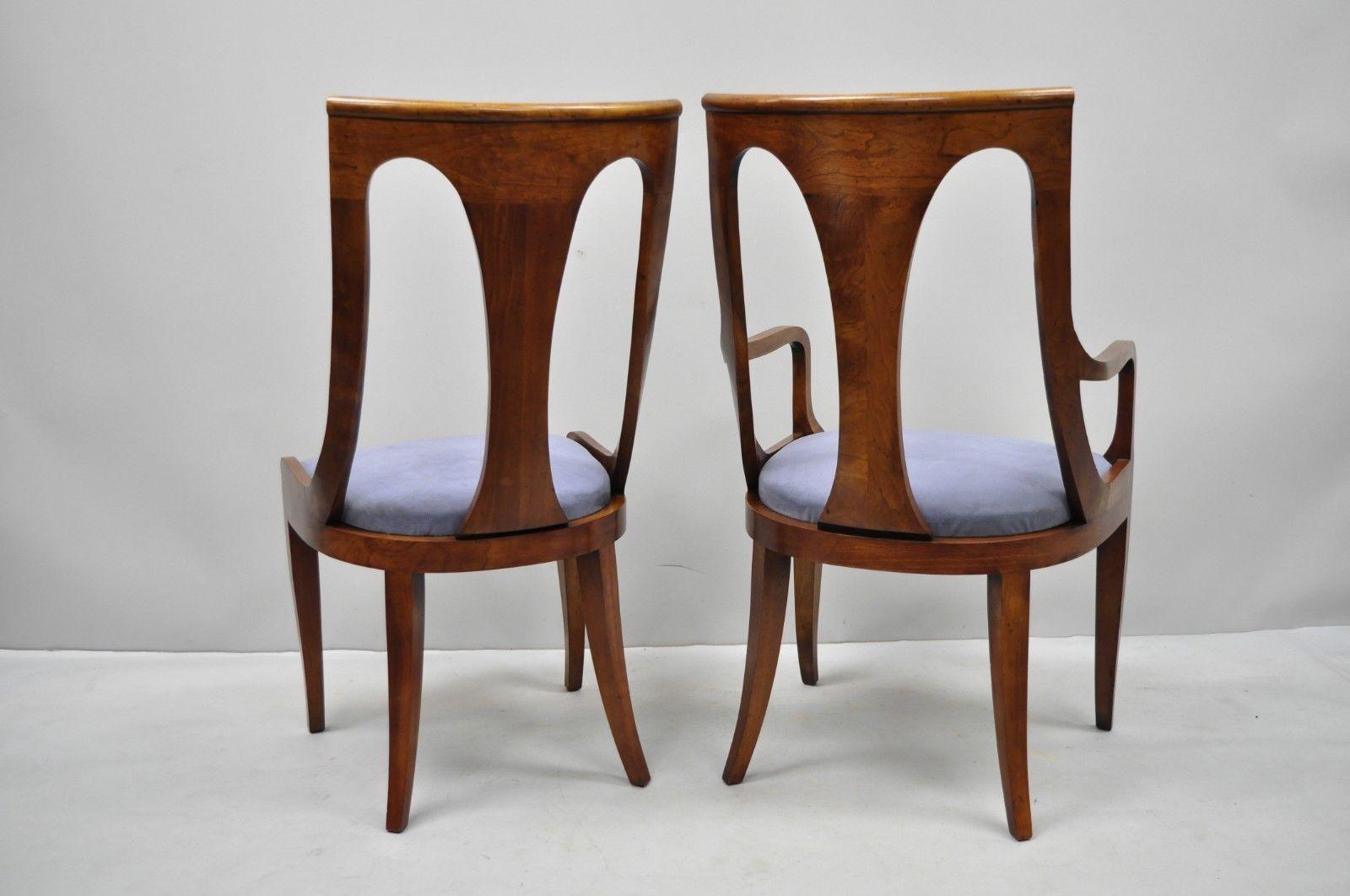 Sechs Nussbaumstühle im Regency-Stil mit geschwungener Rückenlehne und Säbelbeinen im Esszimmer (Walnuss)