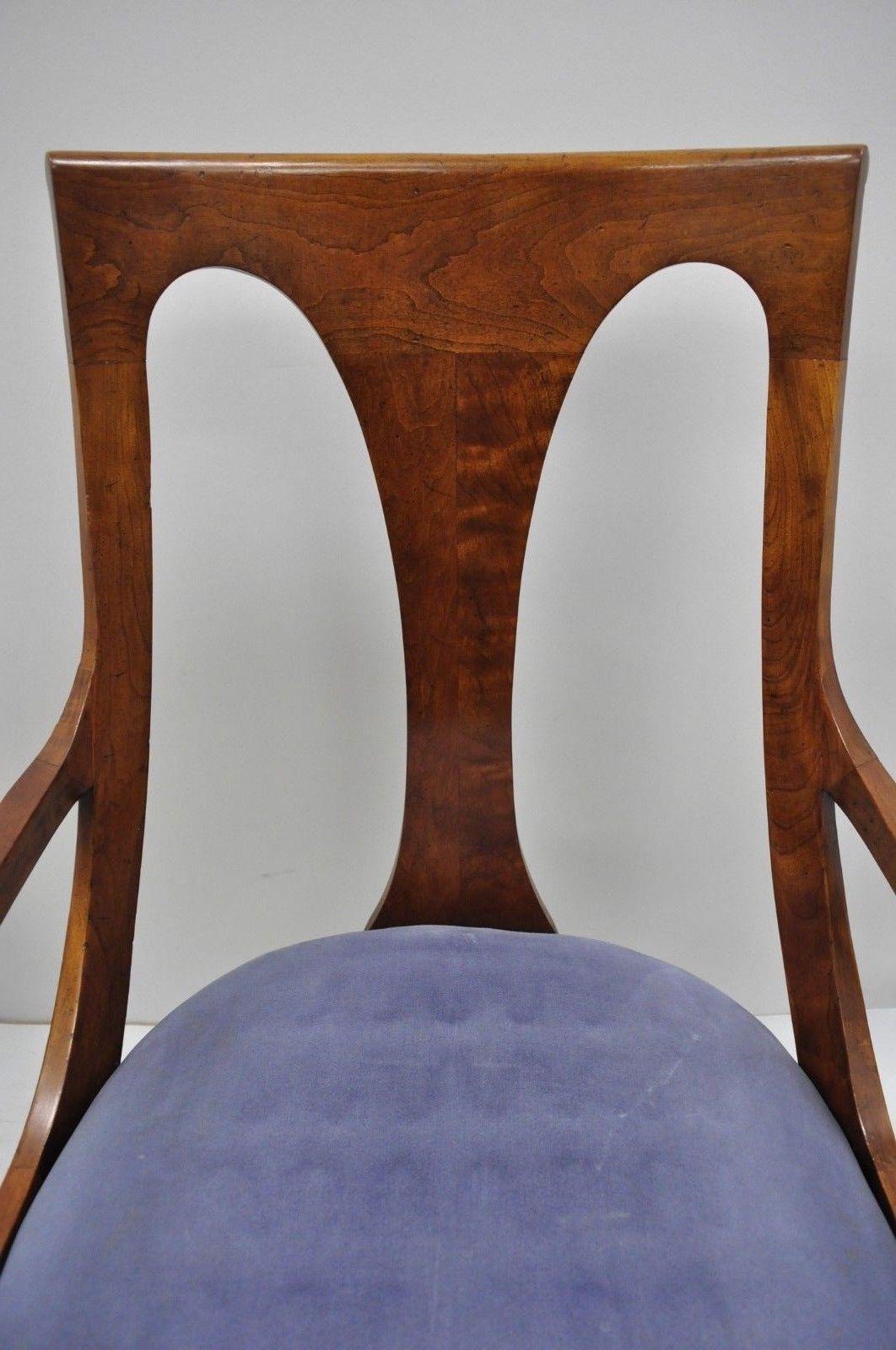 Sechs Nussbaumstühle im Regency-Stil mit geschwungener Rückenlehne und Säbelbeinen im Esszimmer 1