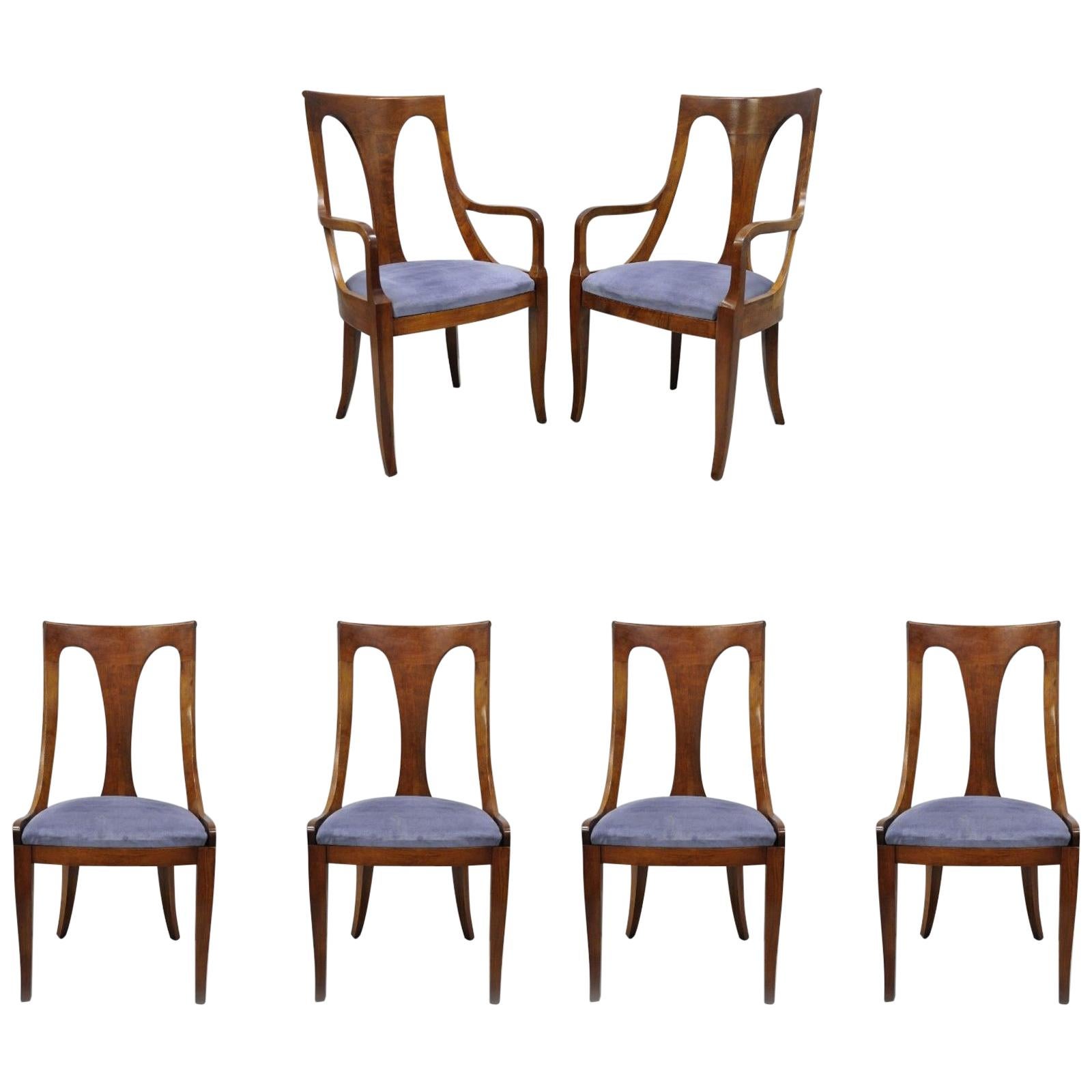 Sechs Nussbaumstühle im Regency-Stil mit geschwungener Rückenlehne und Säbelbeinen im Esszimmer