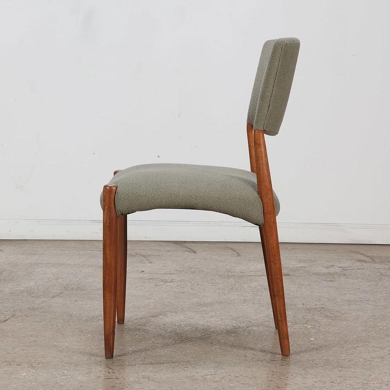 Este exquisito conjunto de sillas auxiliares modernas de mediados de siglo, fabricadas hacia 1960-1969, se ha retapizado cuidadosamente en un cálido tono verde que refleja las tendencias de diseño actuales. Combinando la elegancia vintage con la